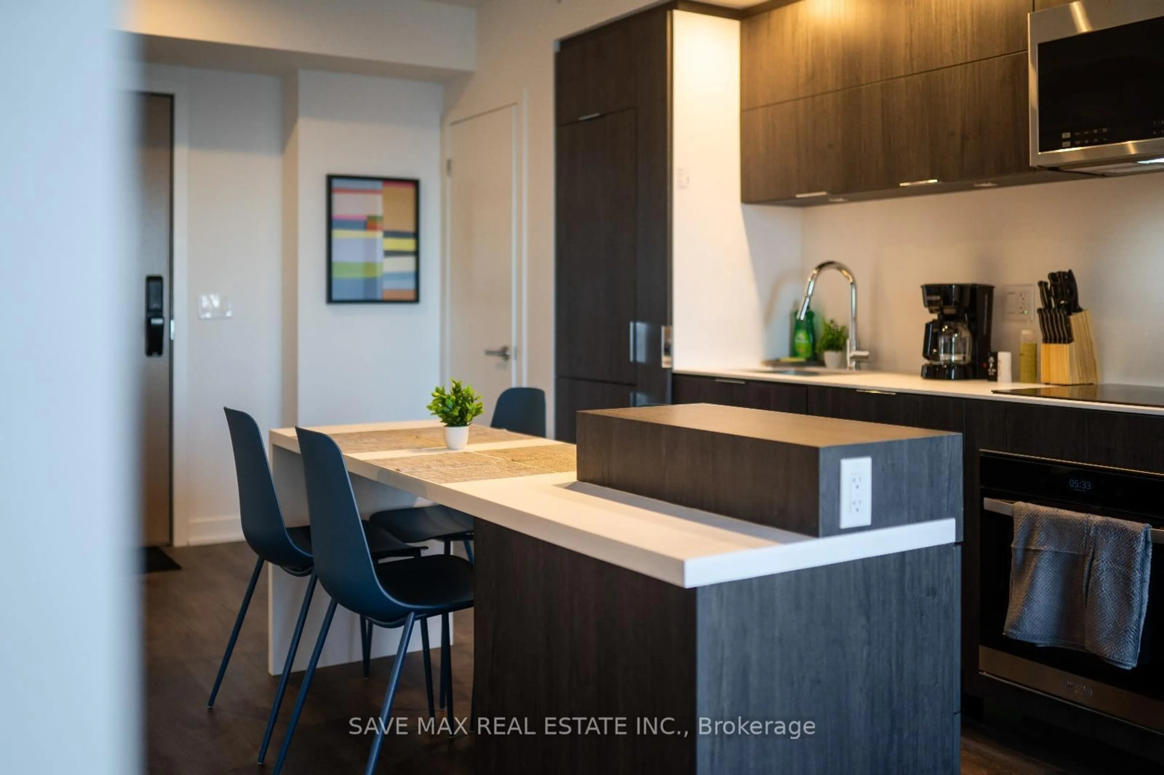 Open concept kitchen, wood/laminate floor for 370 Martha St #1406, Burlington Ontario L7R 0G9