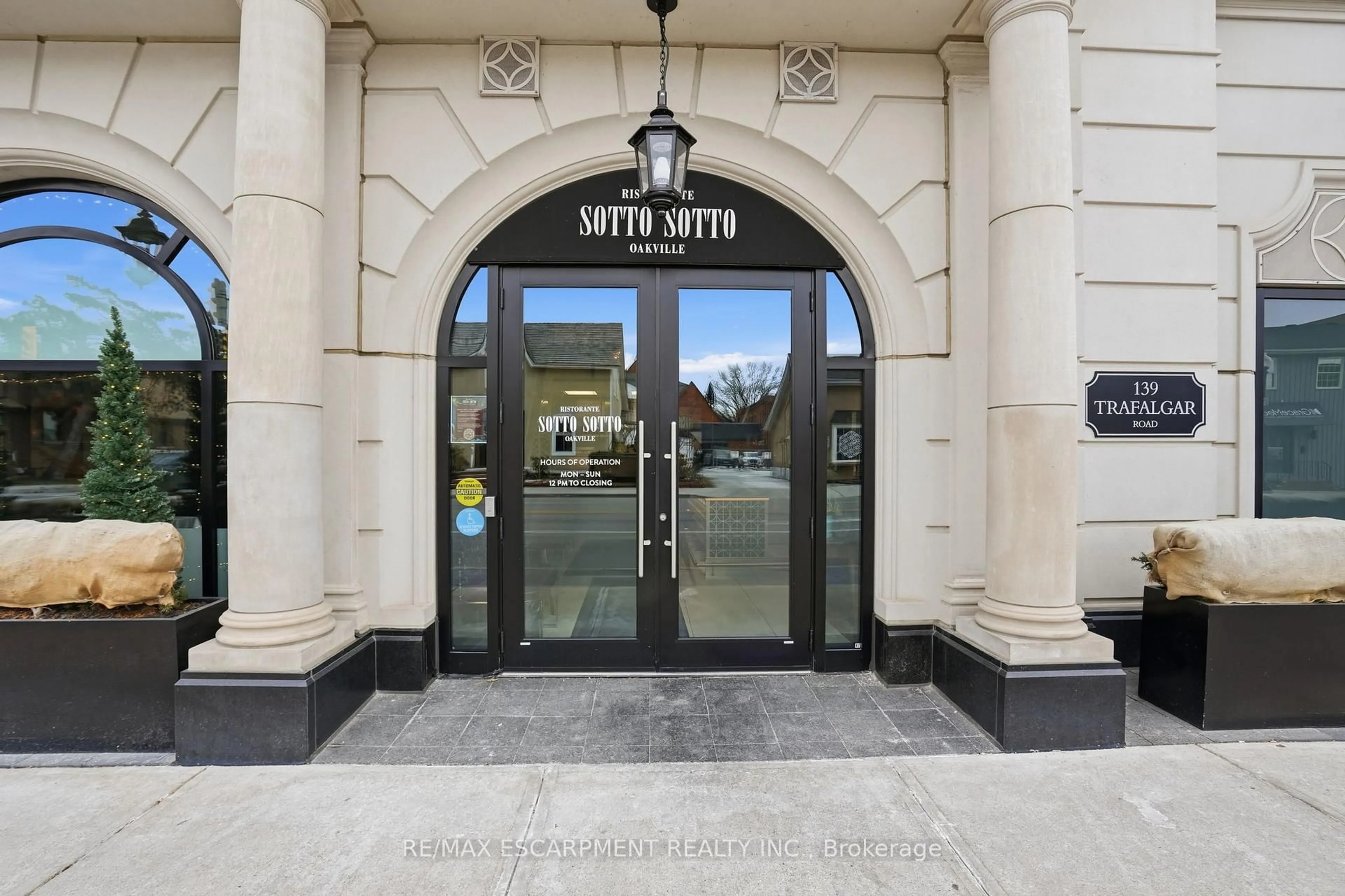 Indoor foyer for 300 Randall St #312, Oakville Ontario L6J 0G2