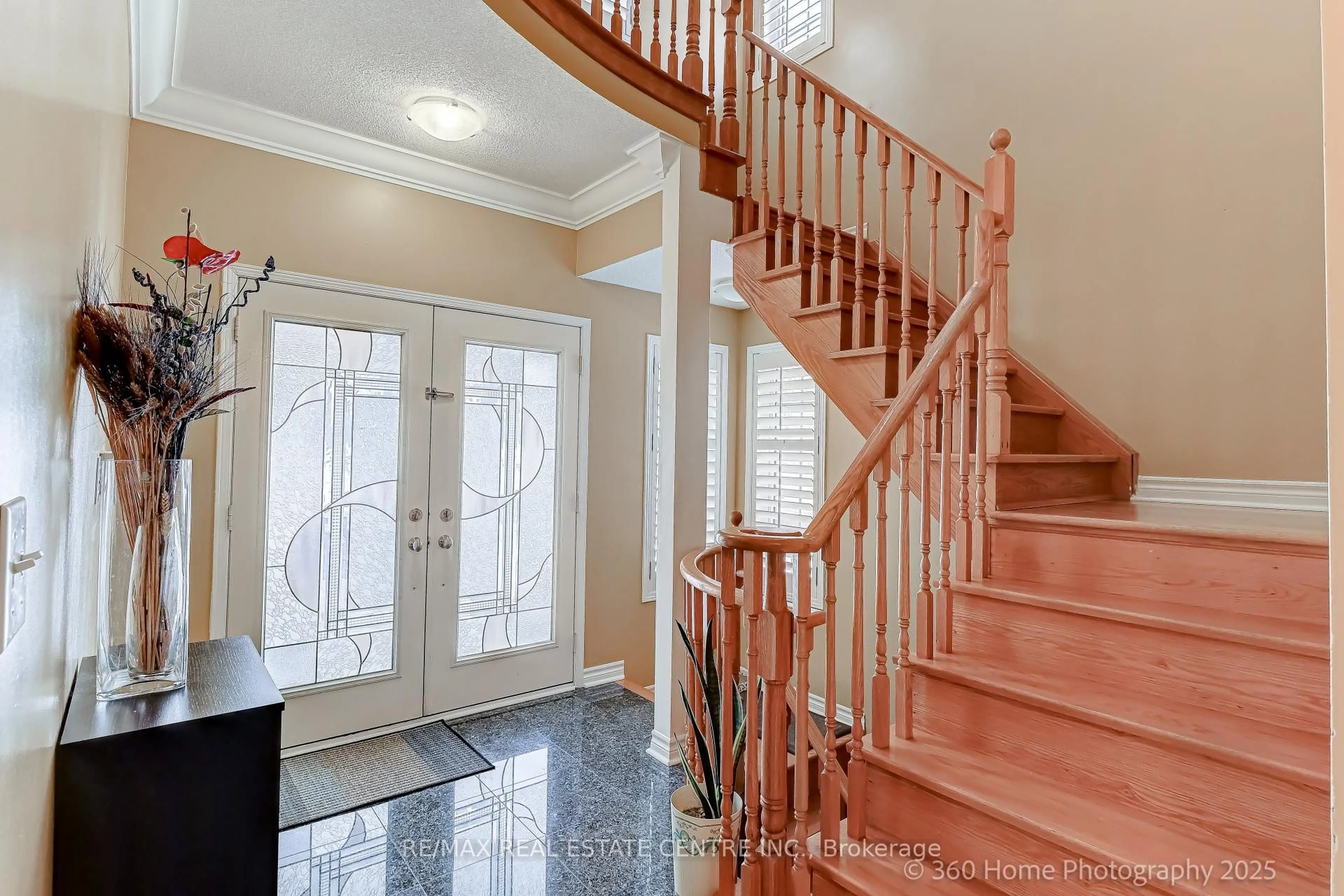 Indoor entryway for 806 White Clover Way, Mississauga Ontario L5V 3C5