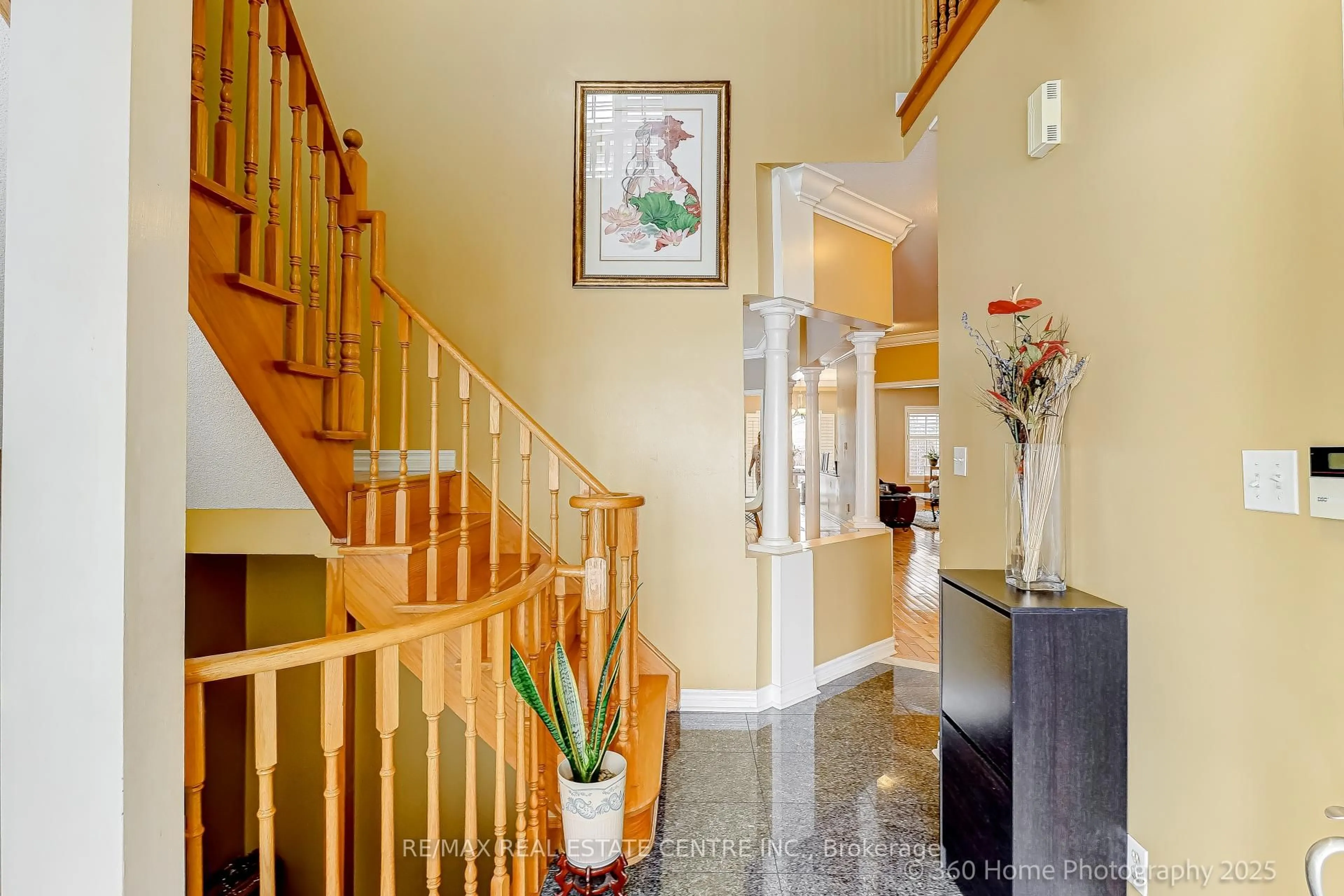 Indoor foyer for 806 White Clover Way, Mississauga Ontario L5V 3C5