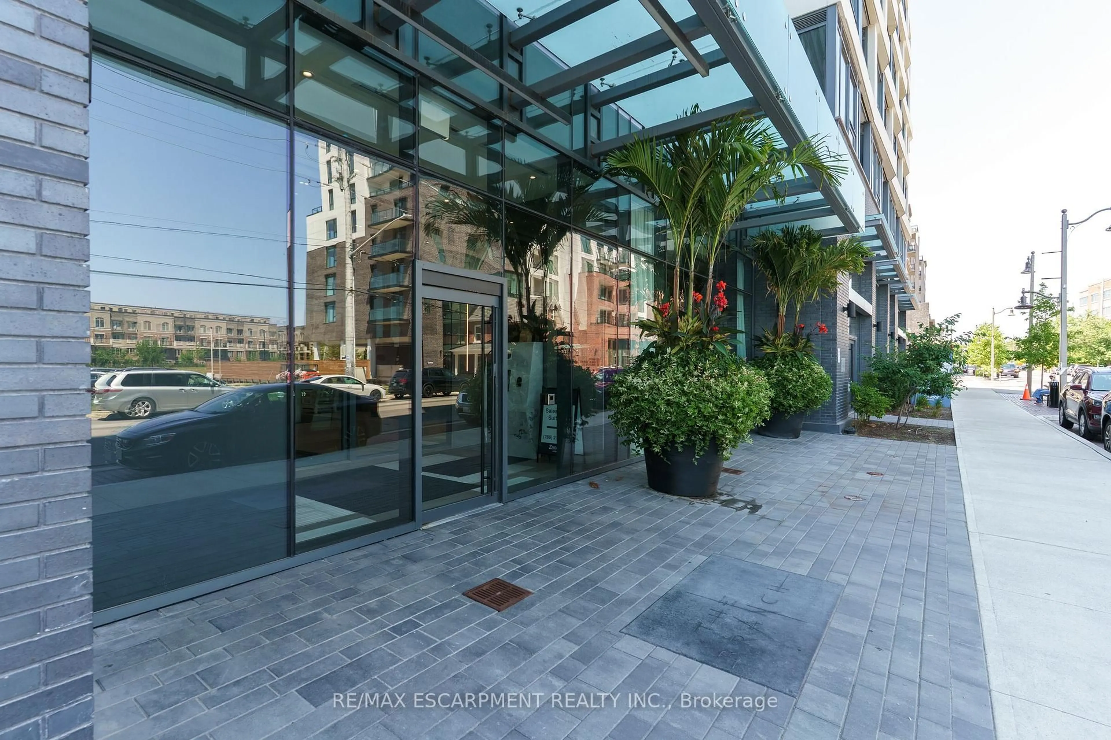 Indoor foyer for 2450 Old Bronte Rd #614, Oakville Ontario L6M 4J2