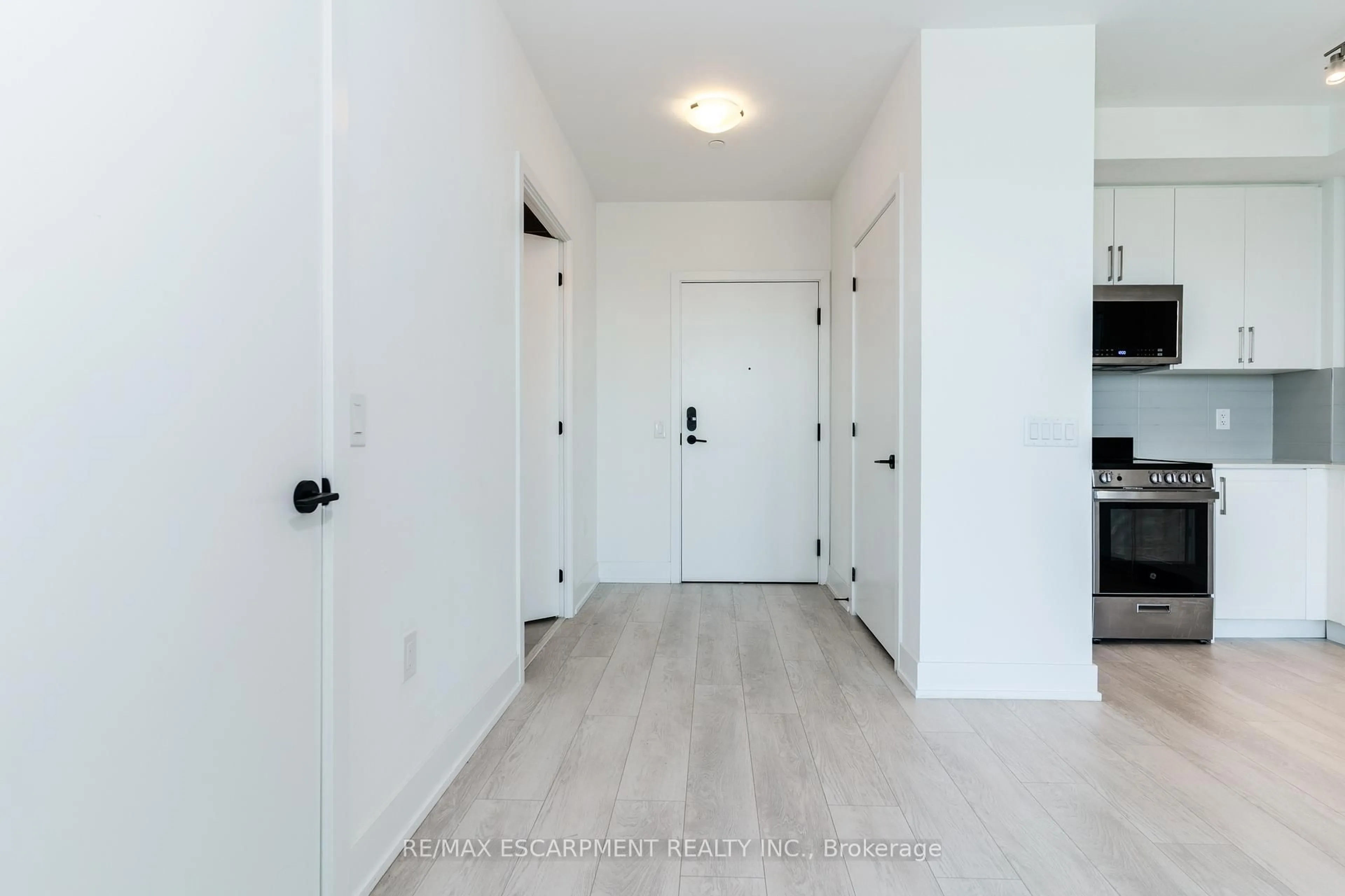 Indoor entryway for 2450 Old Bronte Rd #614, Oakville Ontario L6M 4J2