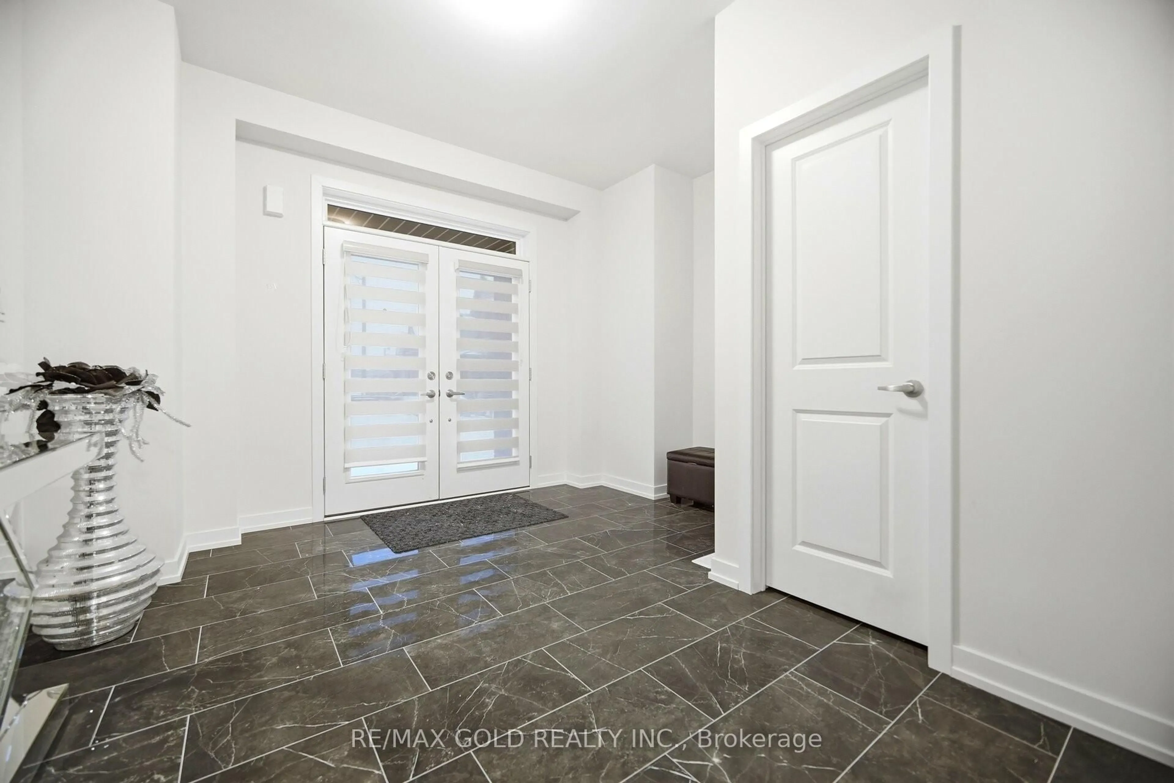 Indoor entryway for 40 Aveena Rd, Brampton Ontario L6P 0Z5