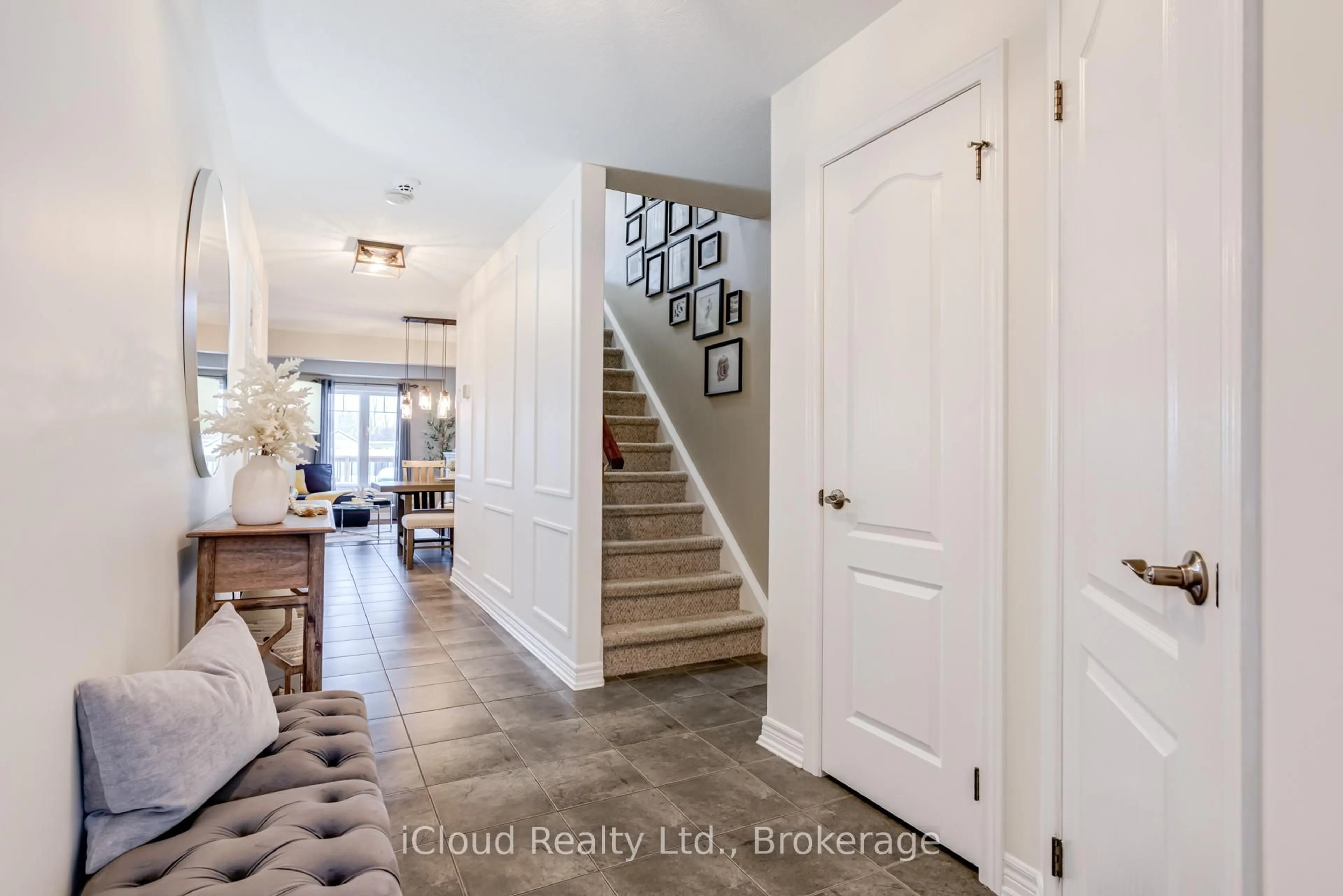 Indoor entryway for 142 Preston Dr, Orangeville Ontario L9W 0C9