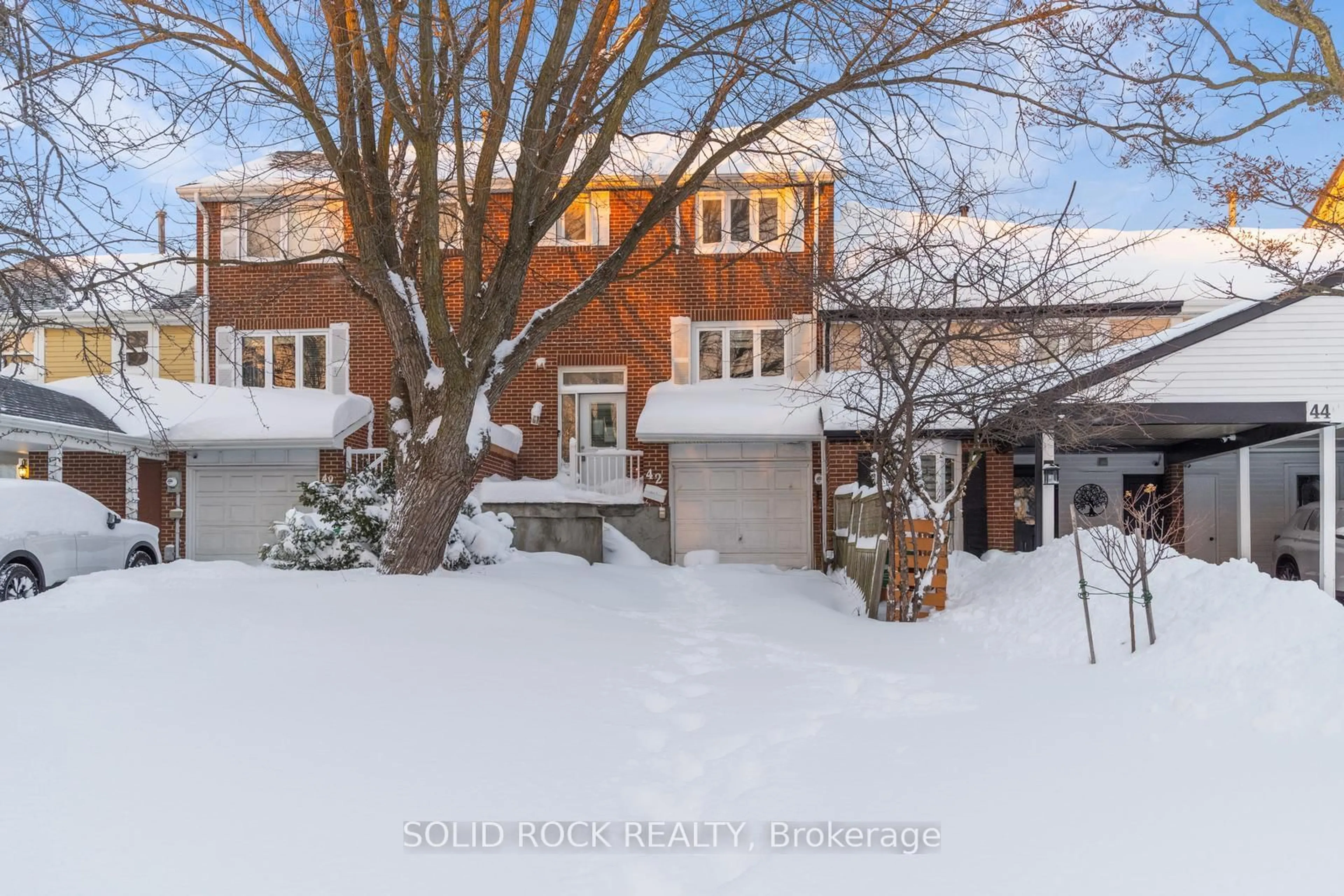 A pic from outside/outdoor area/front of a property/back of a property/a pic from drone, street for 42 Kline Crt, Brampton Ontario L6Z 1E5