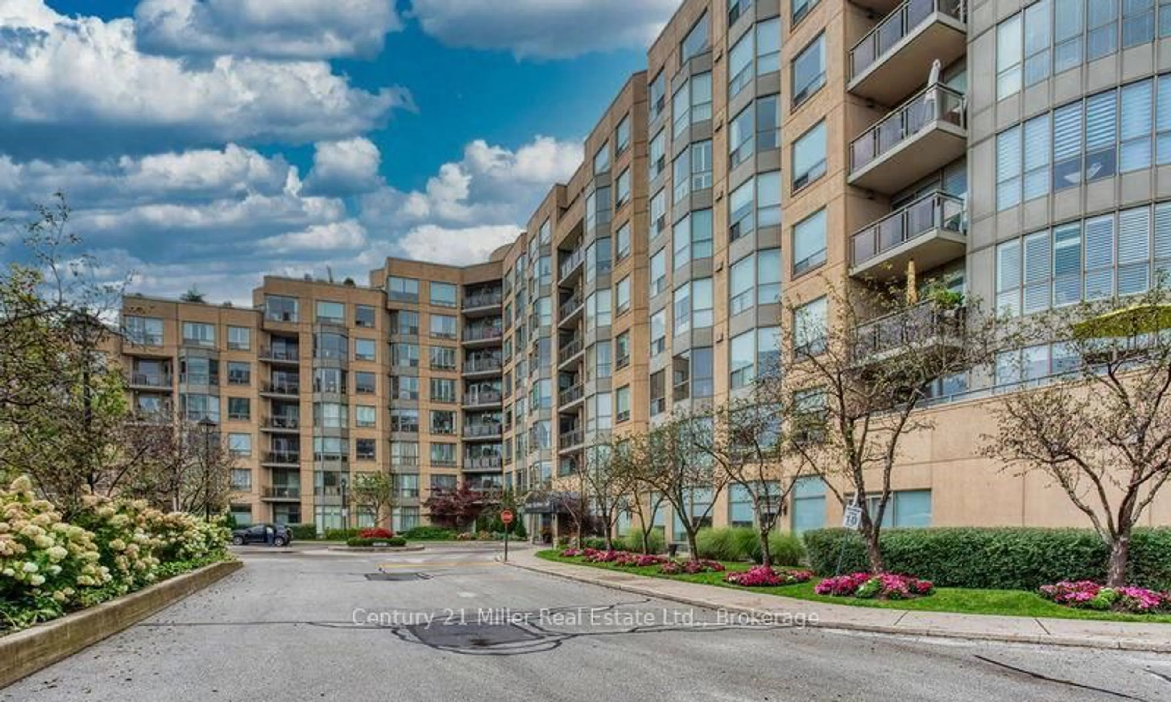 Patio, unknown for 2511 Lakeshore Rd #319, Oakville Ontario L6L 6L9
