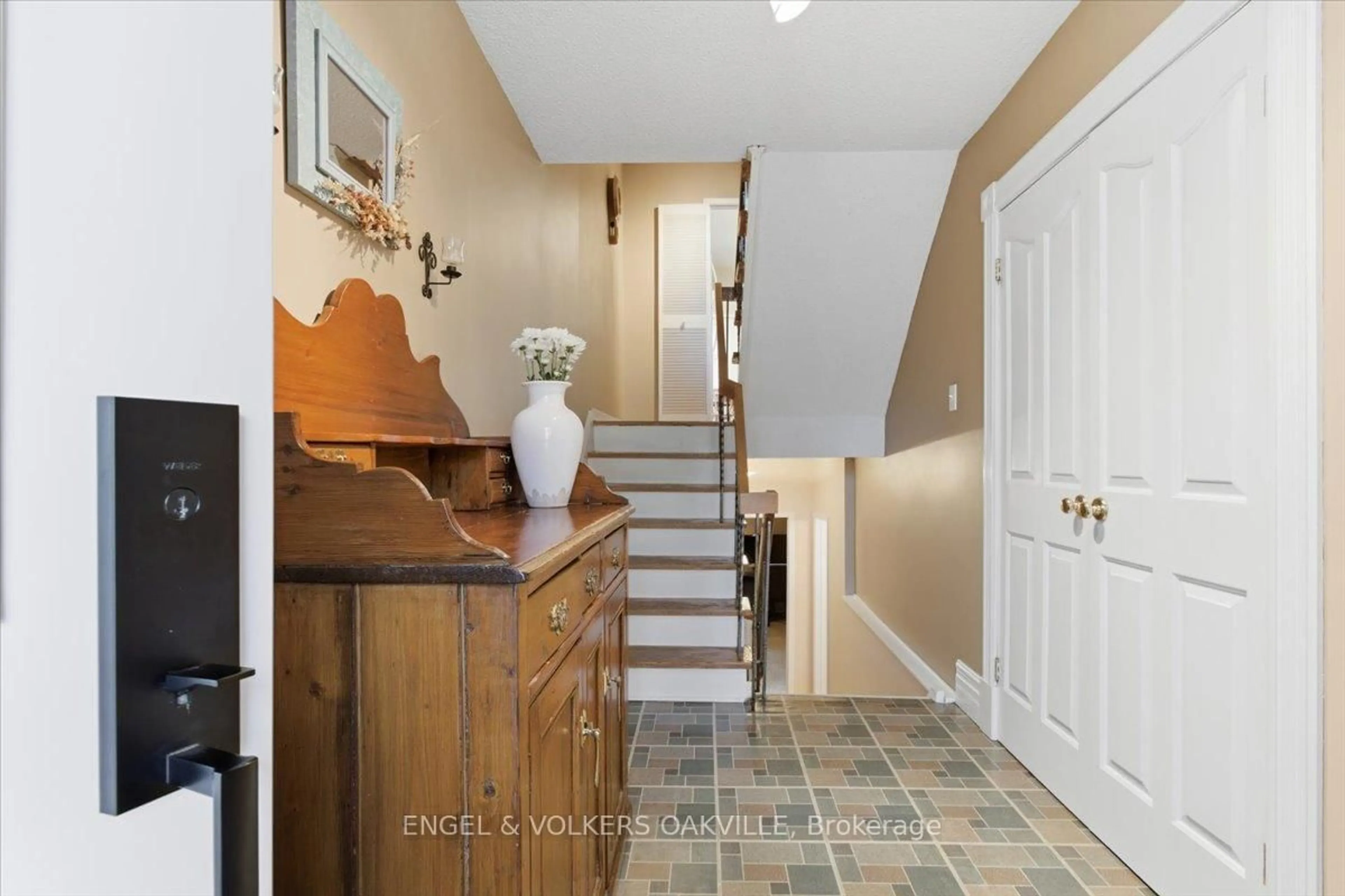 Indoor entryway for 1340 Hampton St #31, Oakville Ontario L6H 2S6