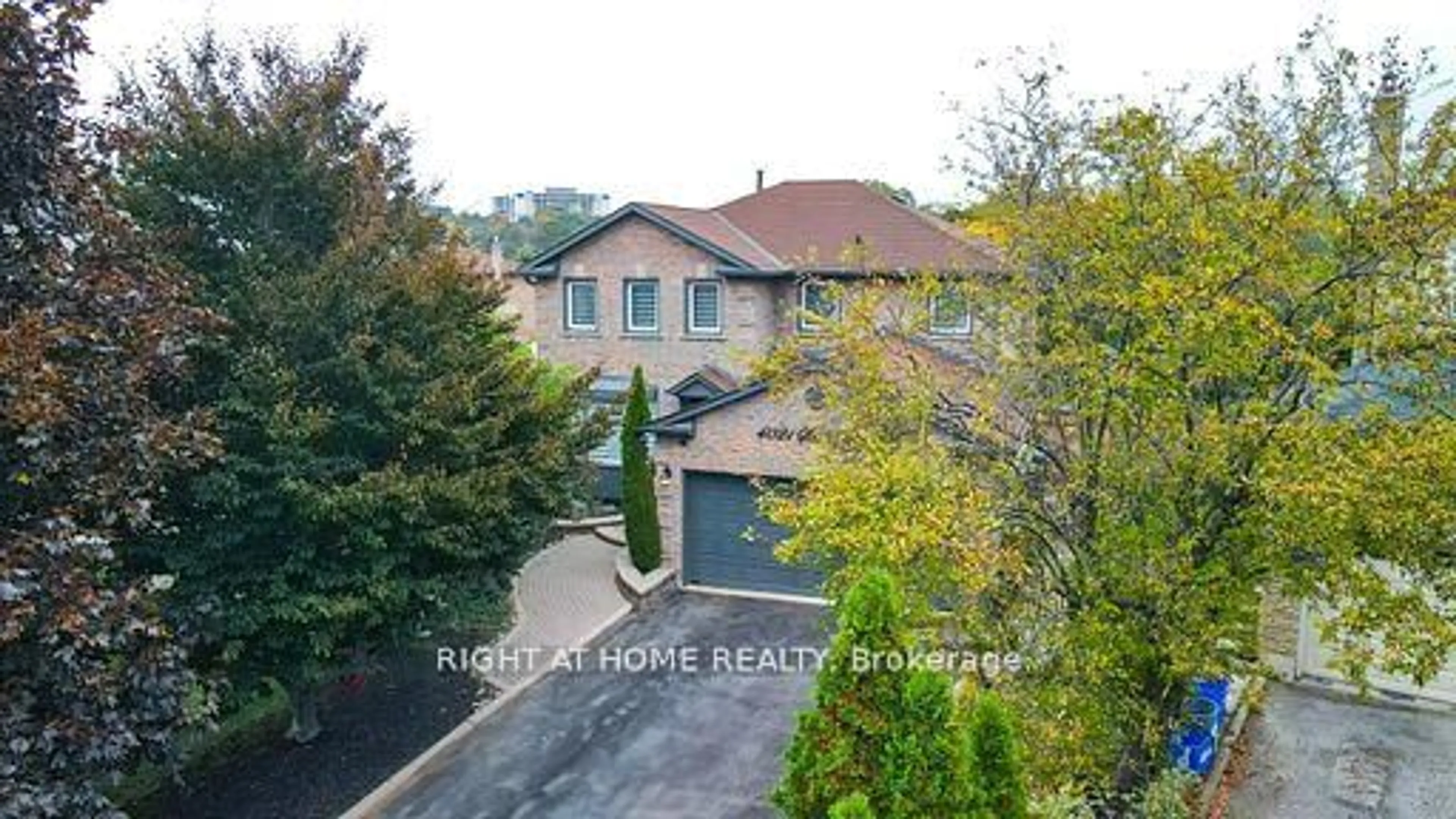 A pic from outside/outdoor area/front of a property/back of a property/a pic from drone, street for 4021 Sasha Crt, Mississauga Ontario L4W 3K9