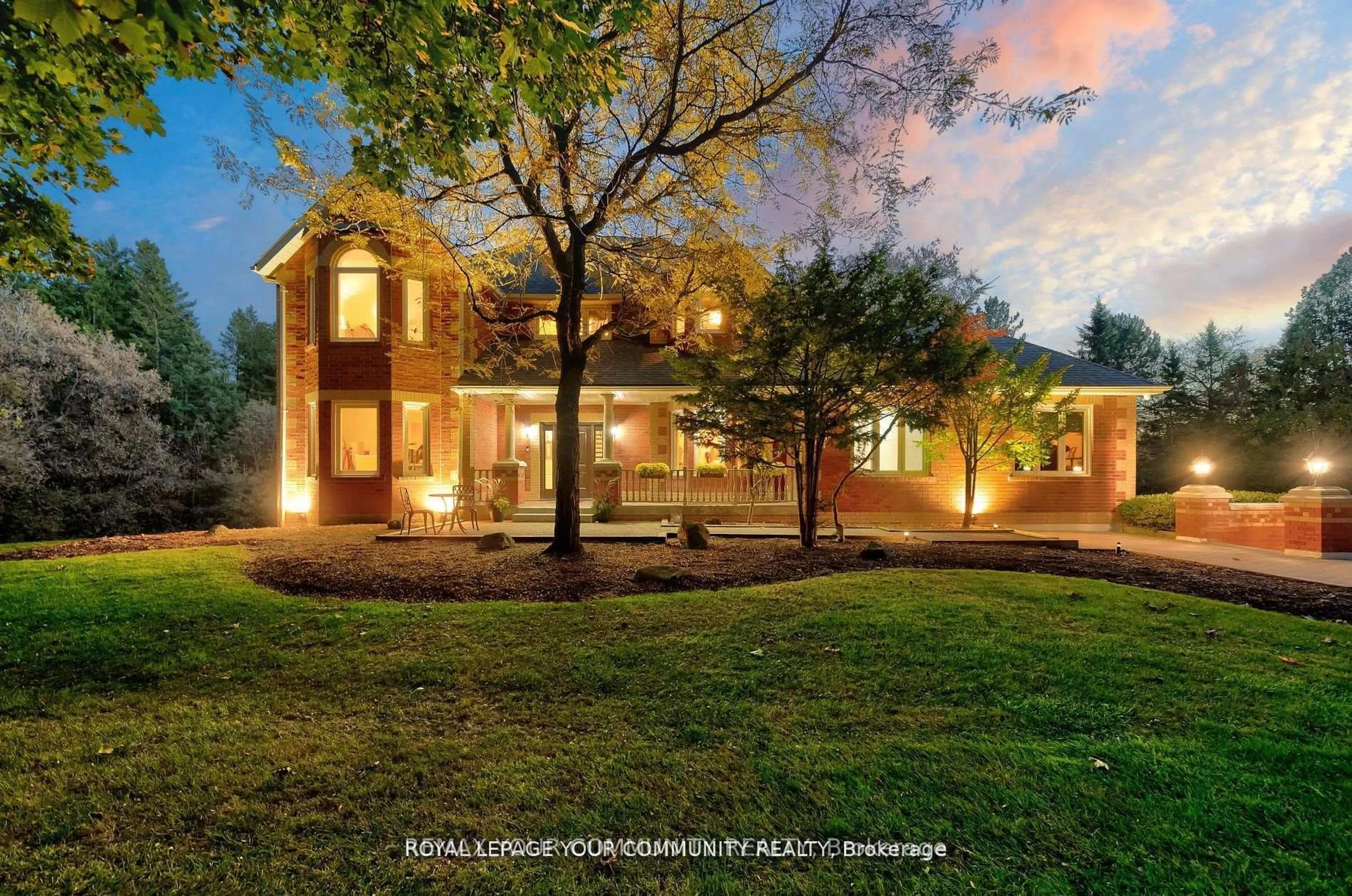 A pic from outside/outdoor area/front of a property/back of a property/a pic from drone, unknown for 508 King St, Caledon Ontario L7E 0B9