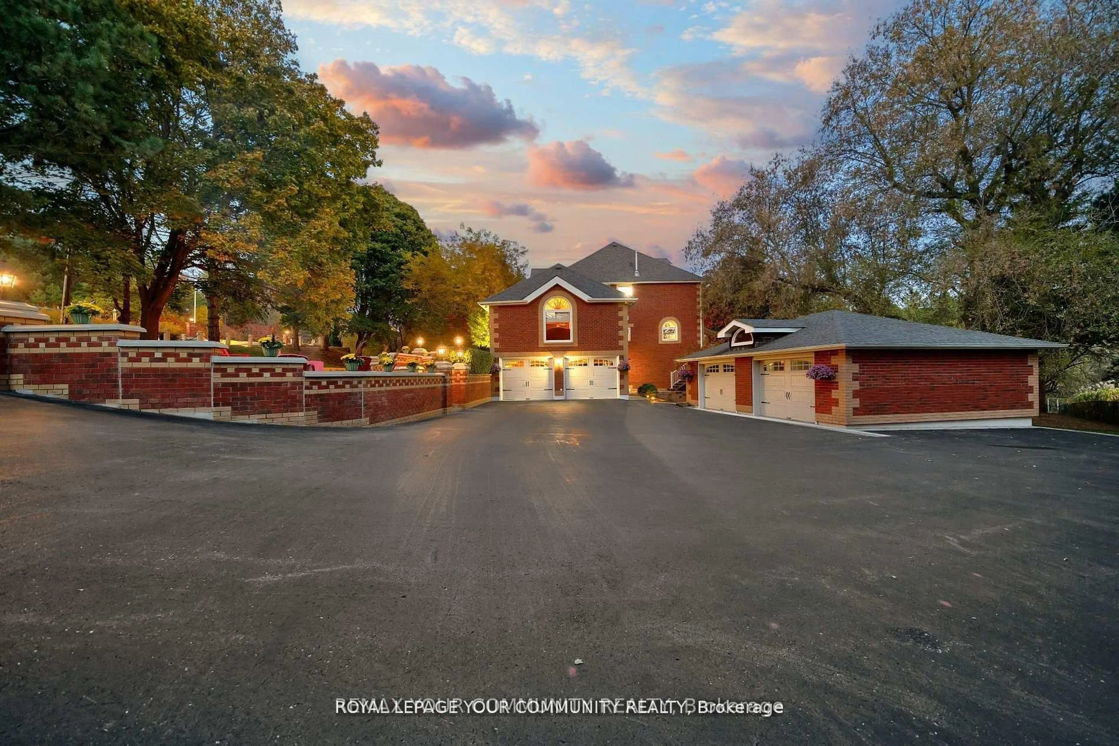 A pic from outside/outdoor area/front of a property/back of a property/a pic from drone, unknown for 508 King St, Caledon Ontario L7E 0B9