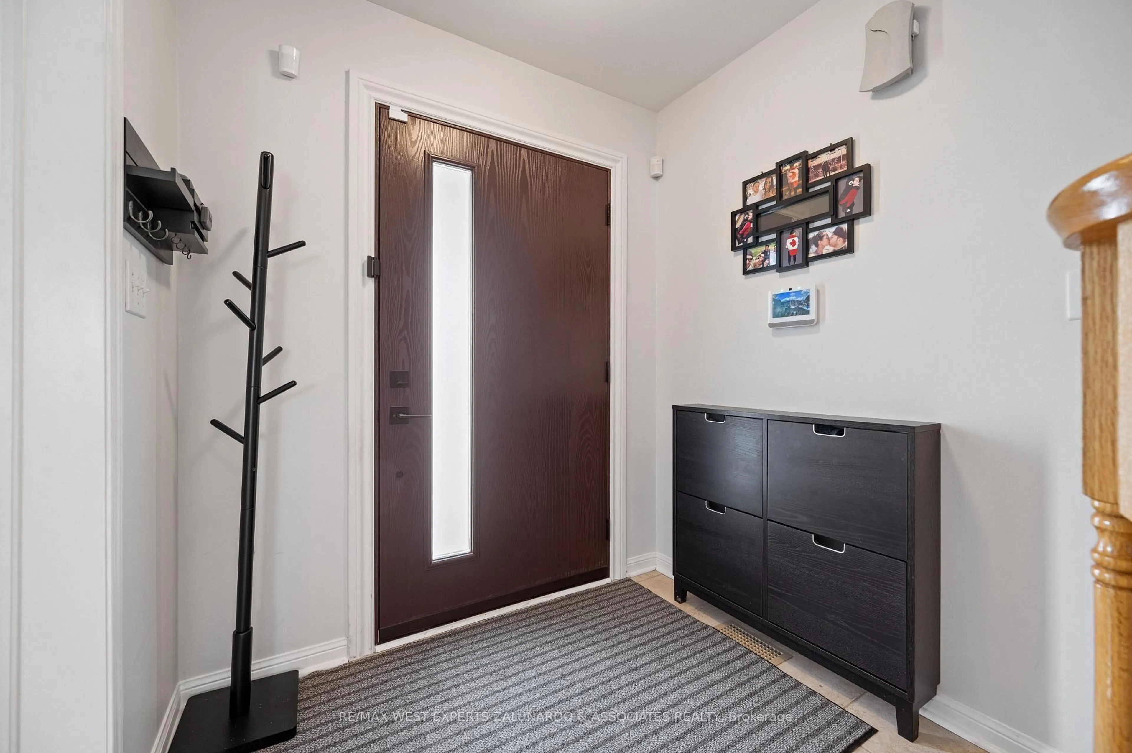 Indoor entryway for 463 Trudeau Dr, Milton Ontario L9T 5K8