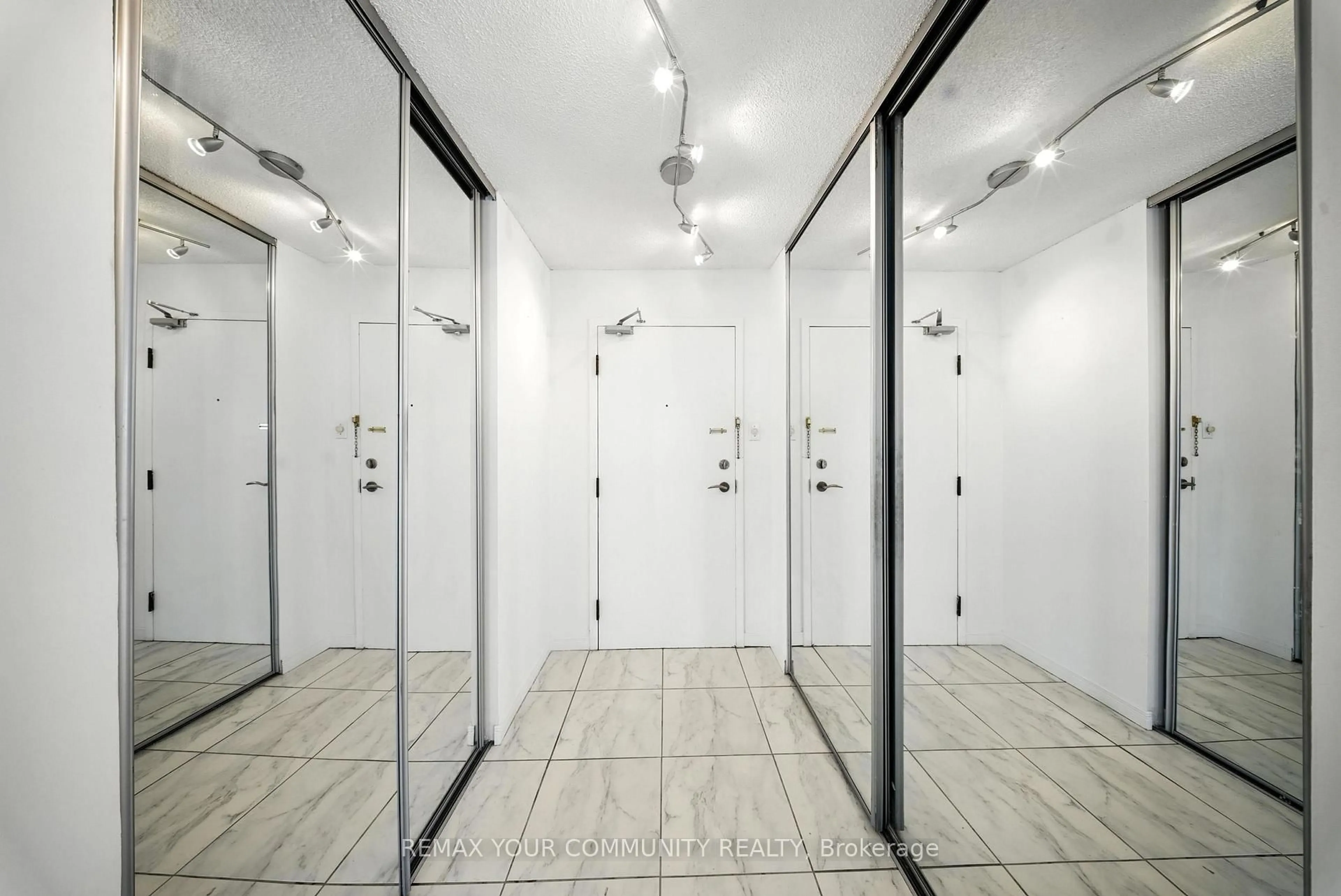 Indoor foyer for 330 Rathburn Rd #1404, Mississauga Ontario L5B 3Y1
