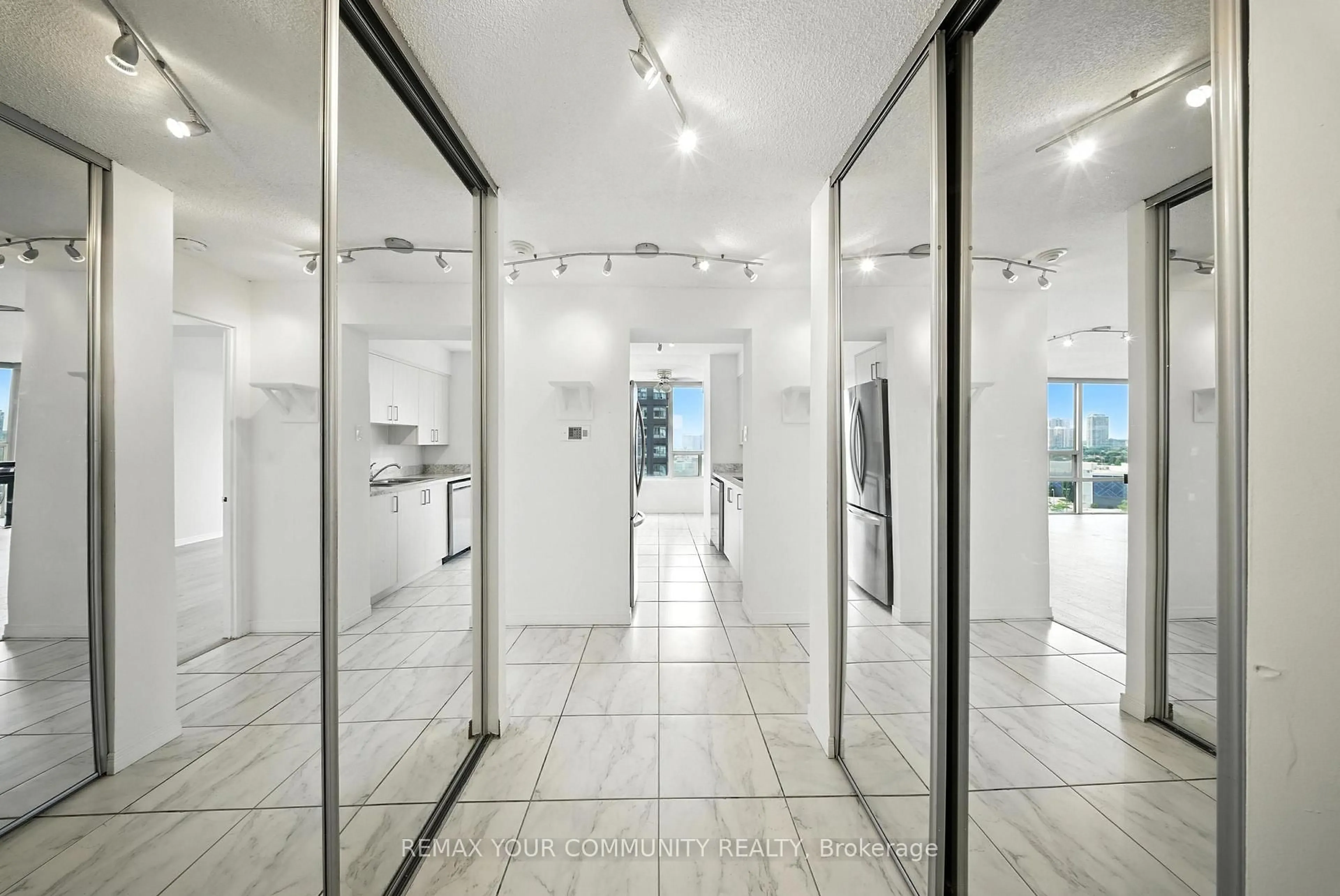 Indoor foyer for 330 Rathburn Rd #1404, Mississauga Ontario L5B 3Y1