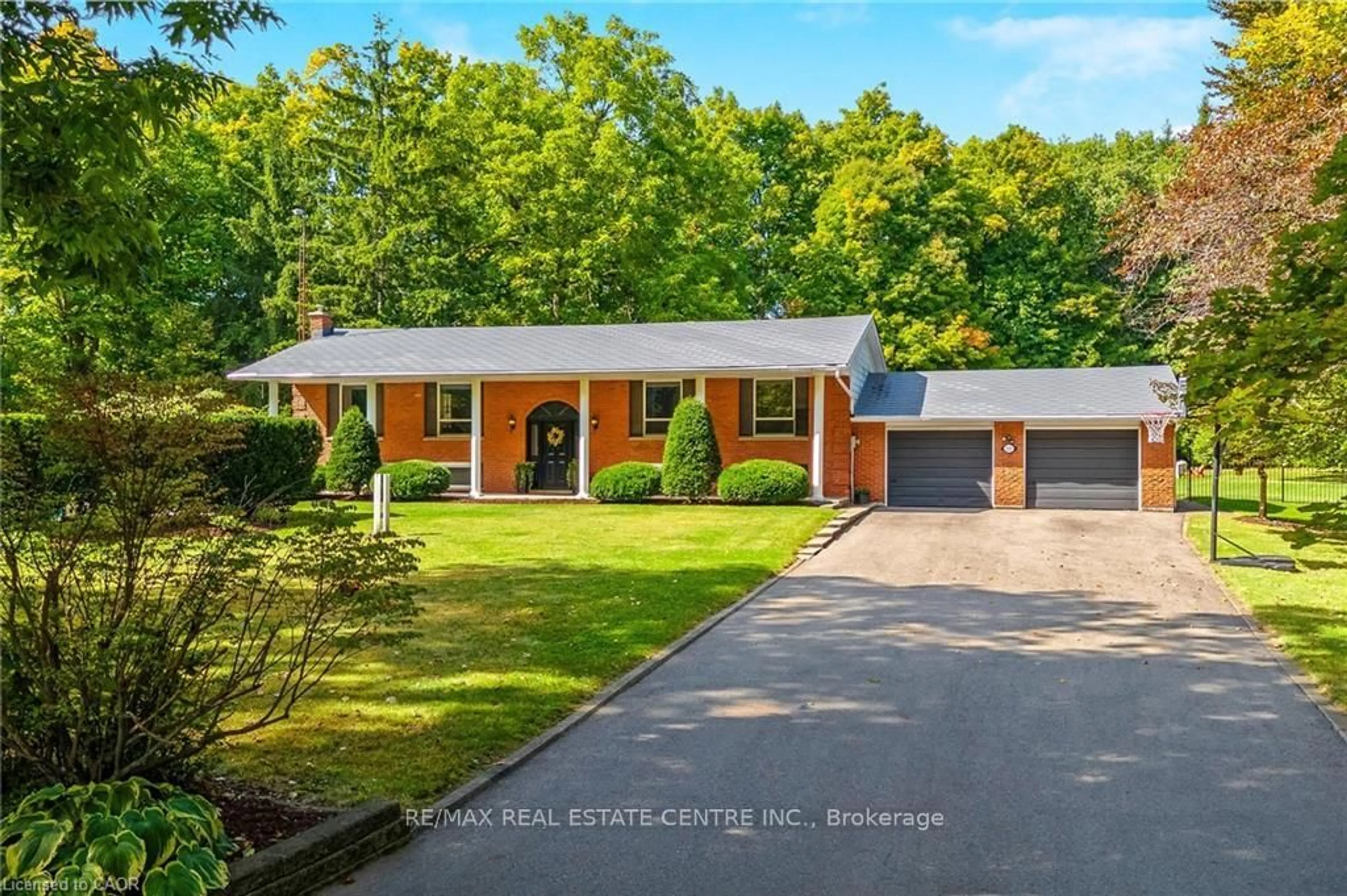 A pic from outside/outdoor area/front of a property/back of a property/a pic from drone, street for 2157 8 Side Road, Burlington Ontario L7P 0M4