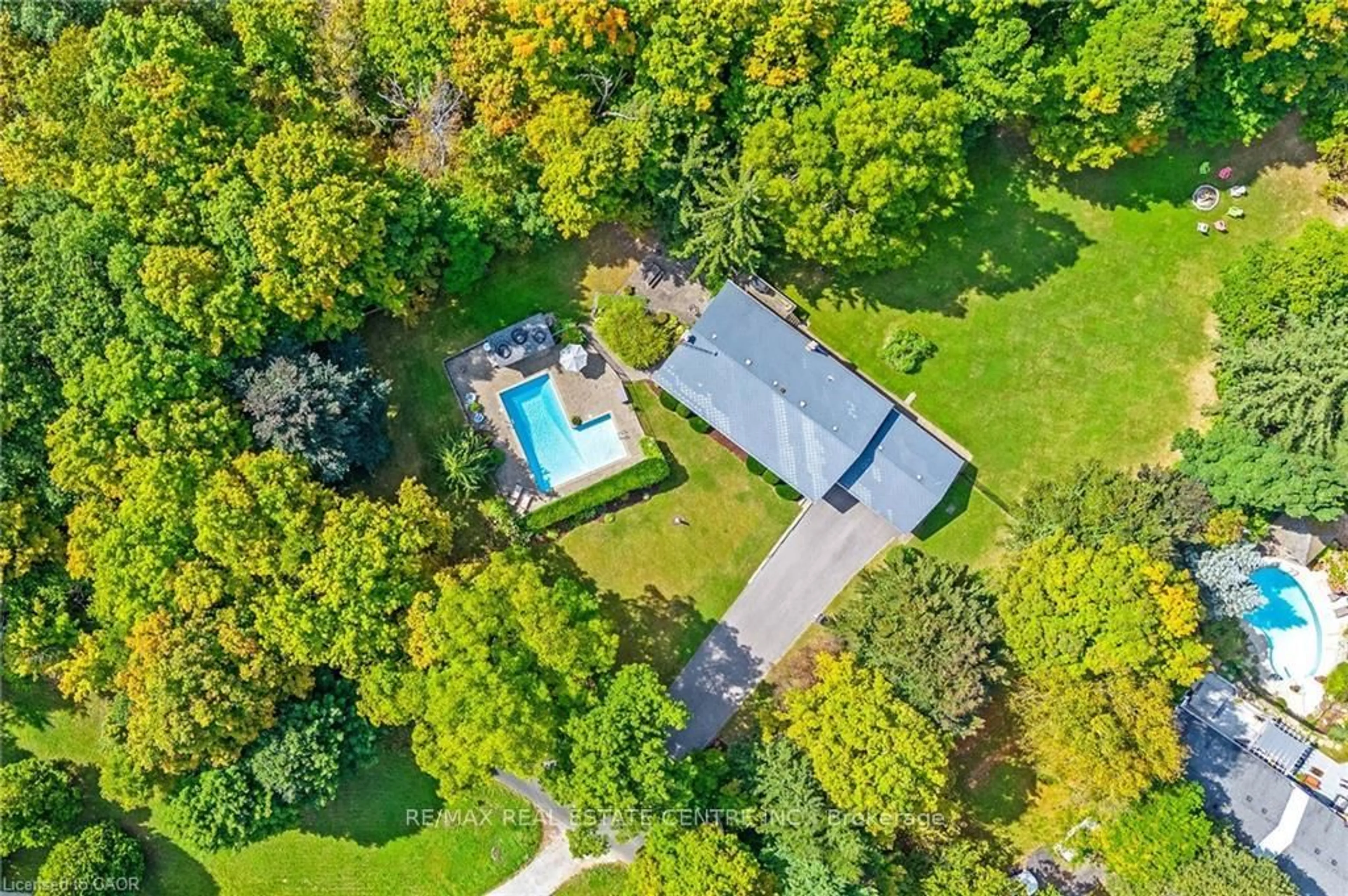 A pic from outside/outdoor area/front of a property/back of a property/a pic from drone, unknown for 2157 8 Side Road, Burlington Ontario L7P 0M4