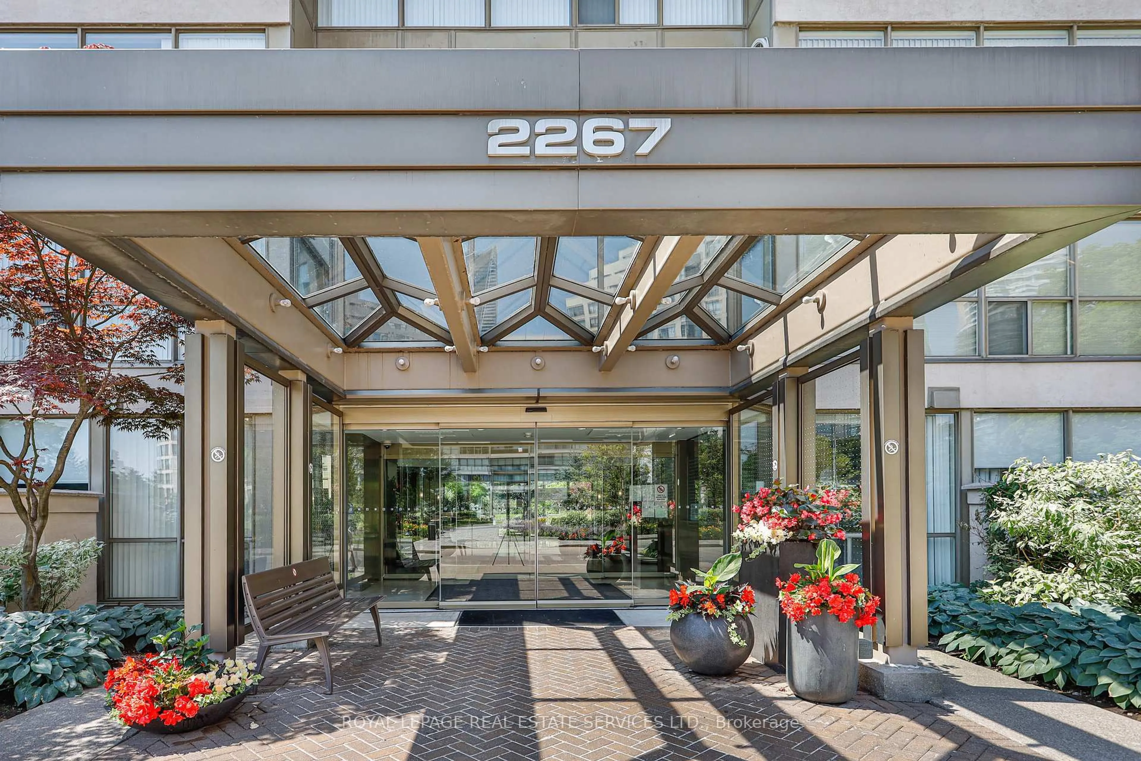Indoor foyer for 2267 Lake Shore Blvd #707, Toronto Ontario M8V 3X2