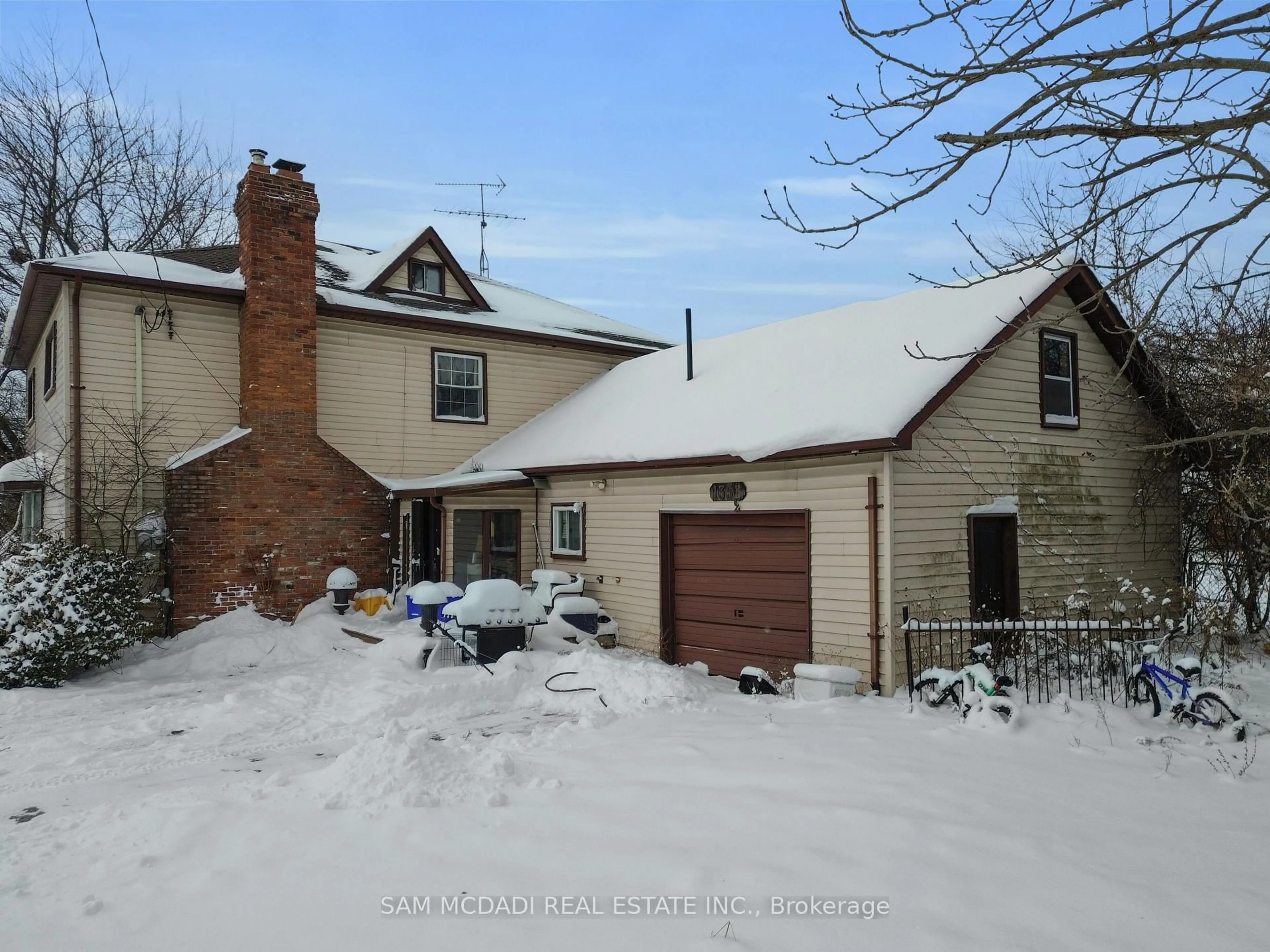 A pic from outside/outdoor area/front of a property/back of a property/a pic from drone, street for 10025 Britannia Rd, Milton Ontario L9T 7G2