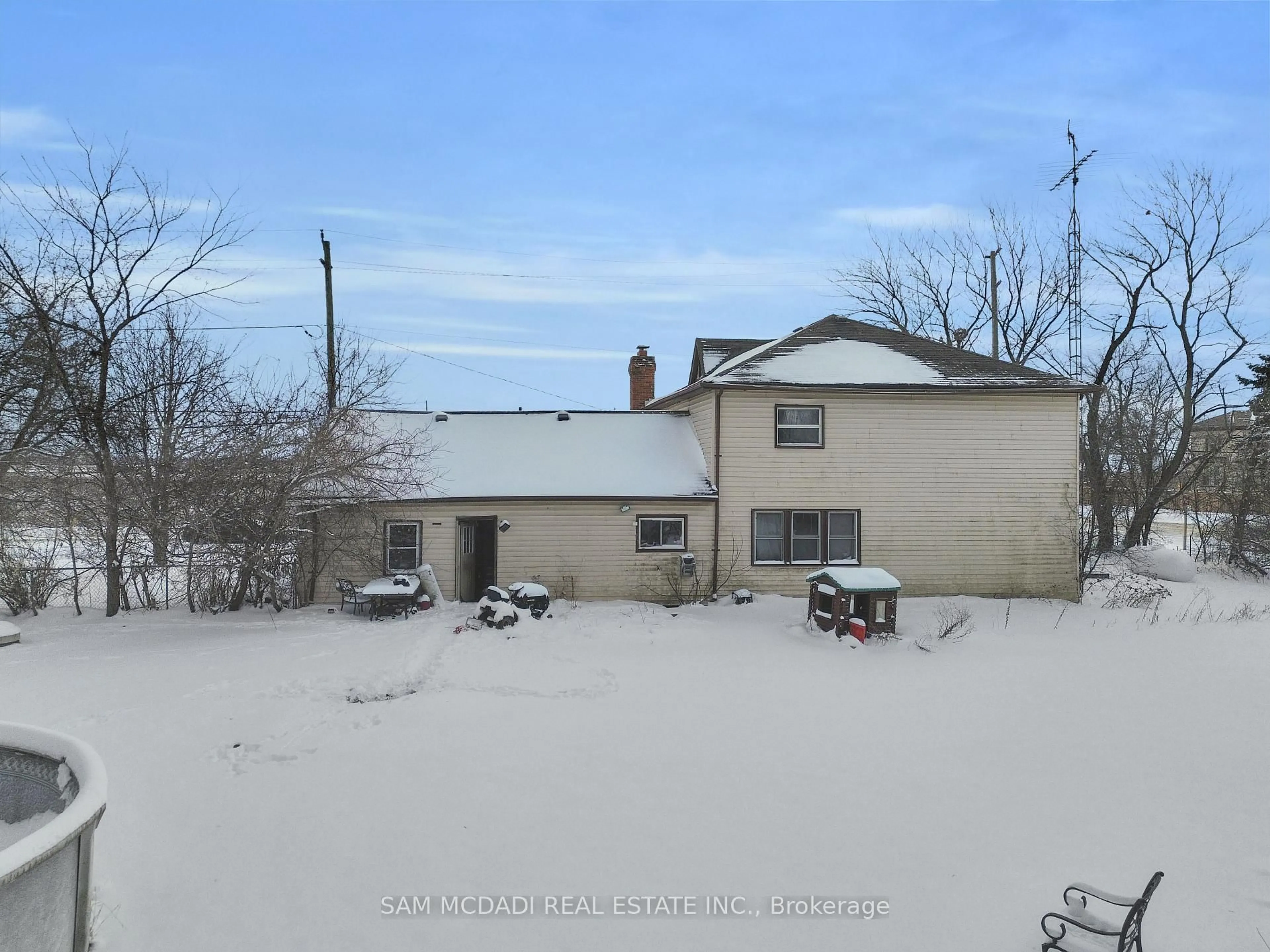 A pic from outside/outdoor area/front of a property/back of a property/a pic from drone, building for 10025 Britannia Rd, Milton Ontario L9T 7G2