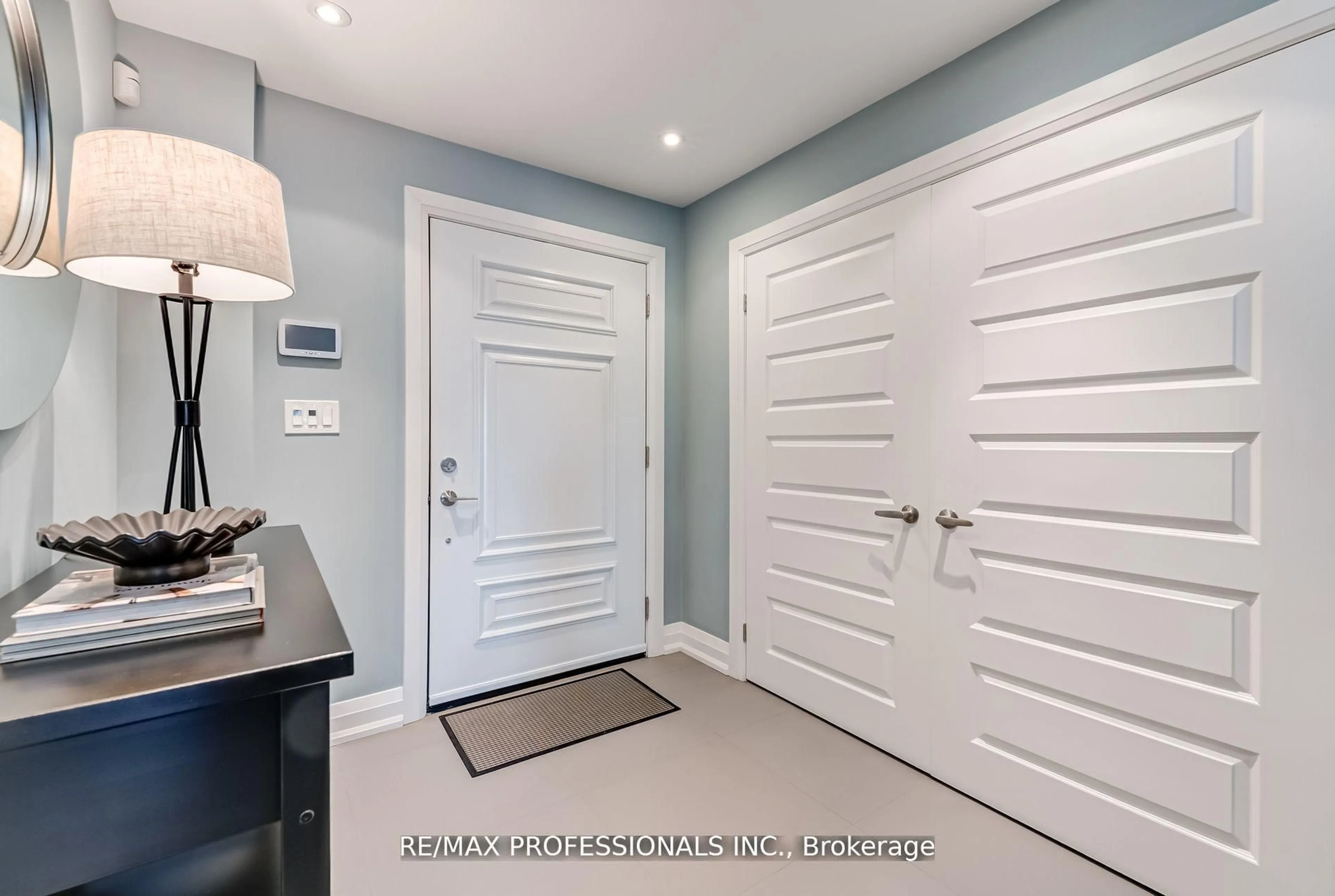 Indoor entryway for 372 Silverthorn Ave, Toronto Ontario M6M 3G9