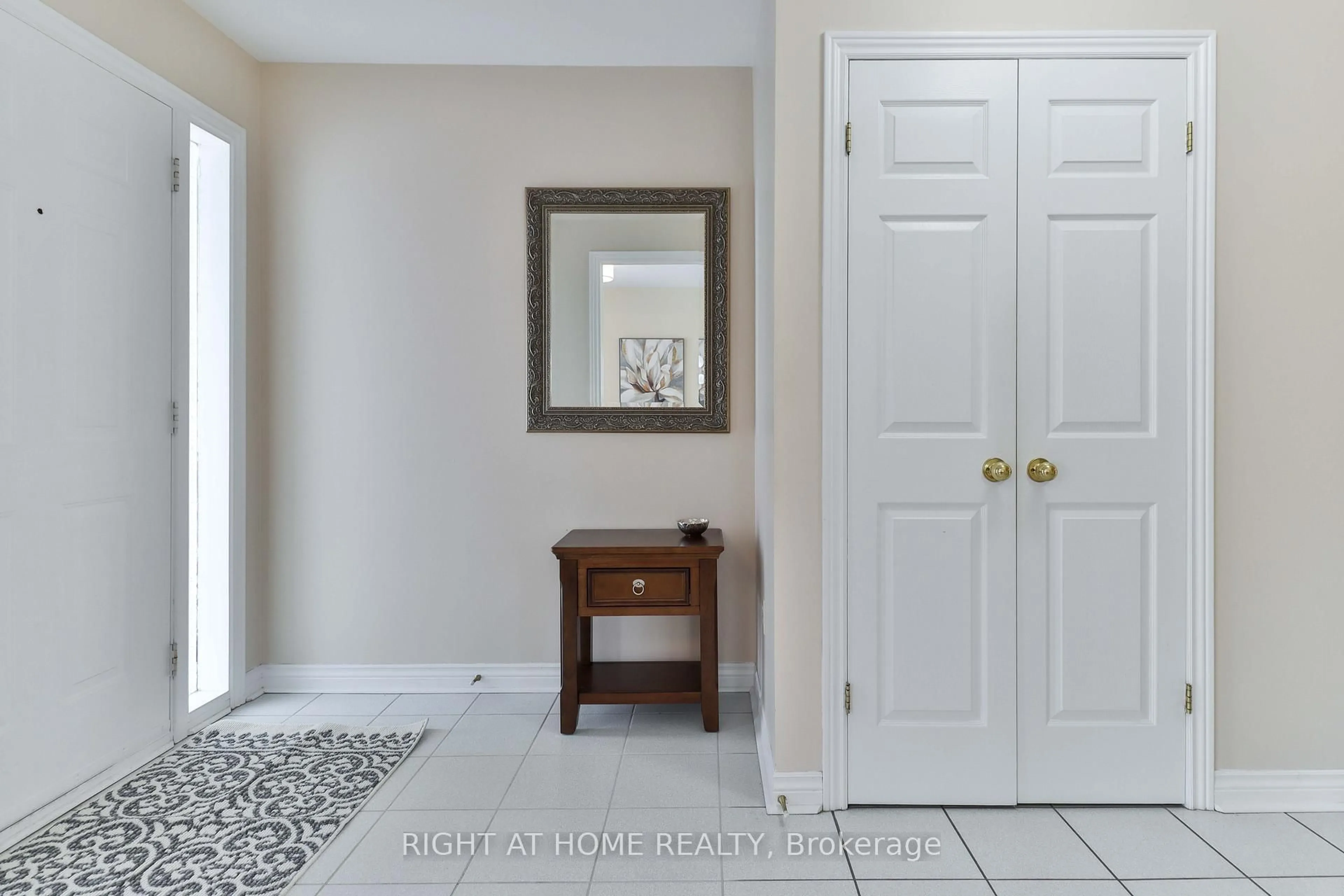 Indoor entryway for 459 Maple Leaf Dr, Toronto Ontario M6L 1R1