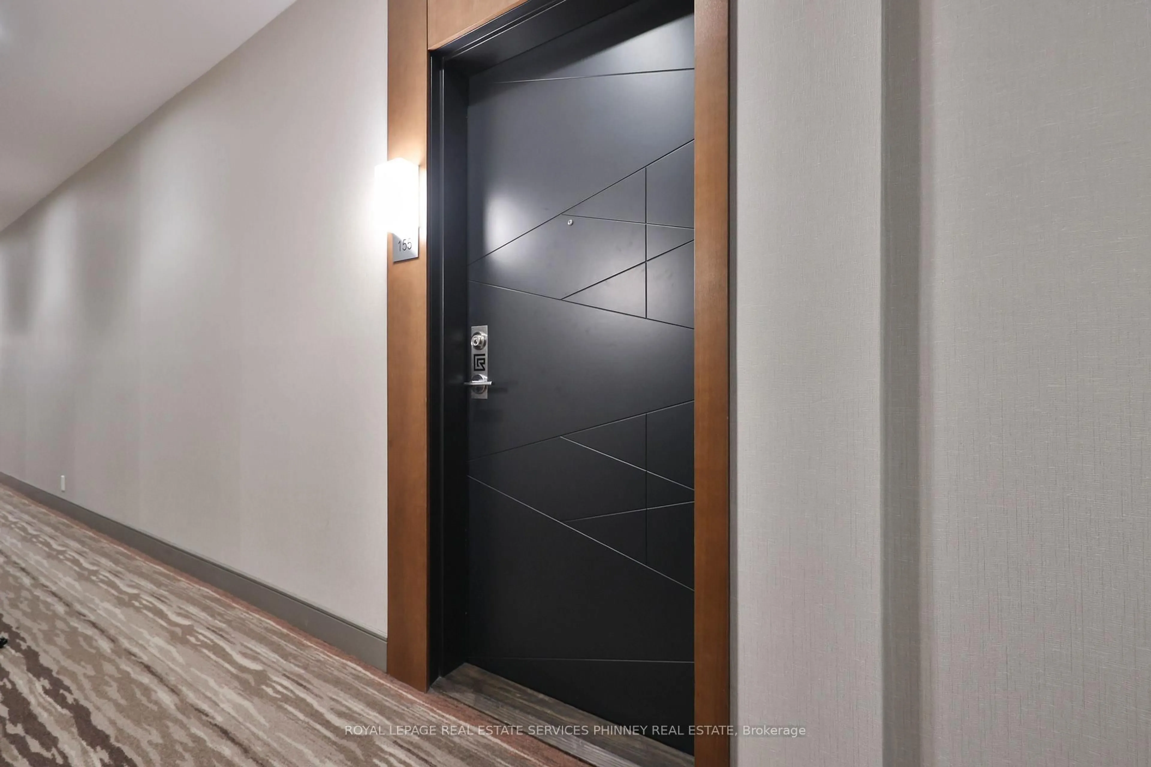 Indoor foyer for 1575 Lakeshore Rd #155, Mississauga Ontario L5J 0B1