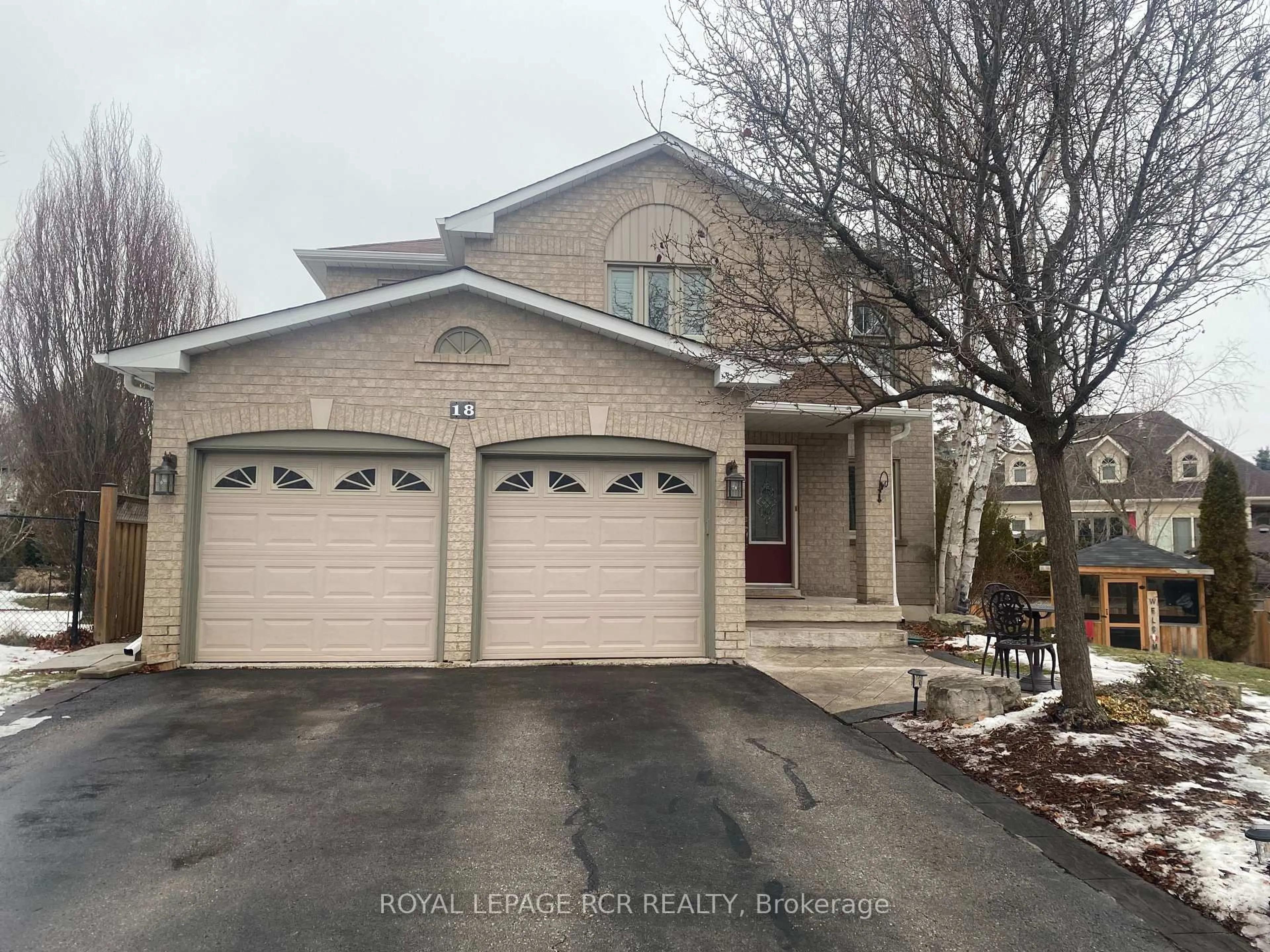A pic from outside/outdoor area/front of a property/back of a property/a pic from drone, street for 18 Old Hickory Crt, Caledon Ontario L7E 1S9