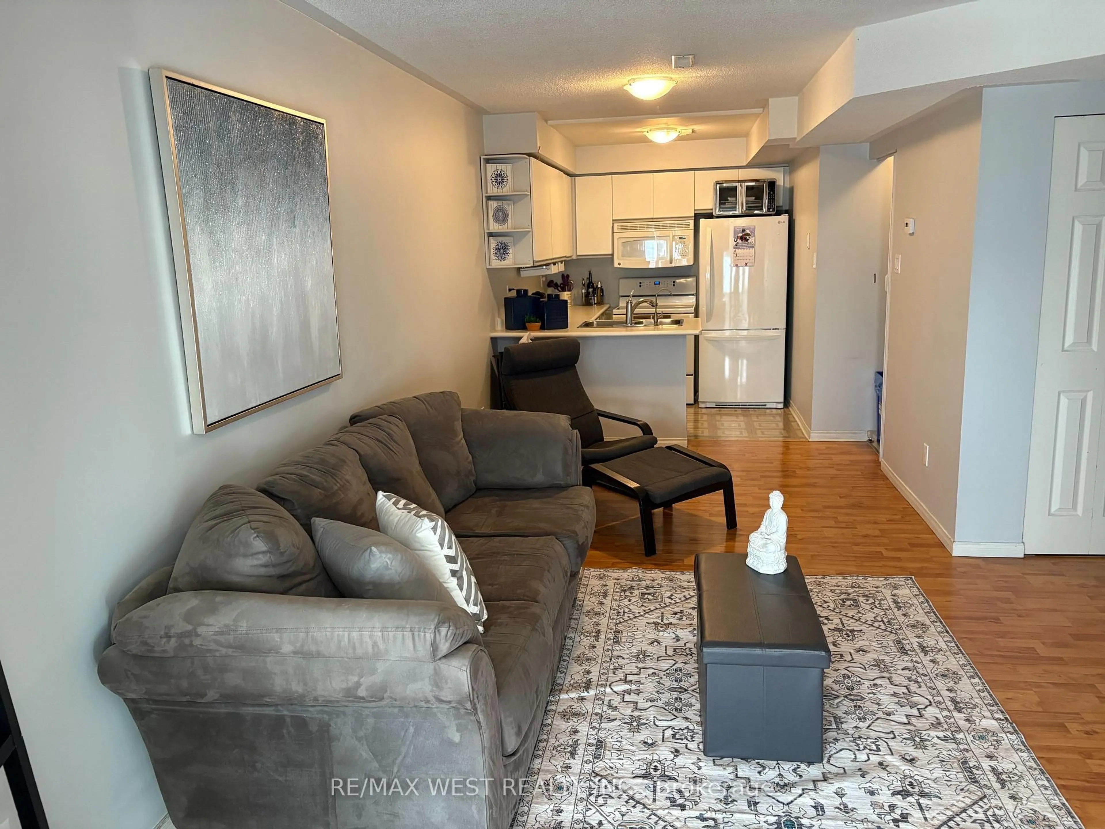 Living room with furniture, unknown for 8A Wylie Circ, Halton Hills Ontario L7G 5M1