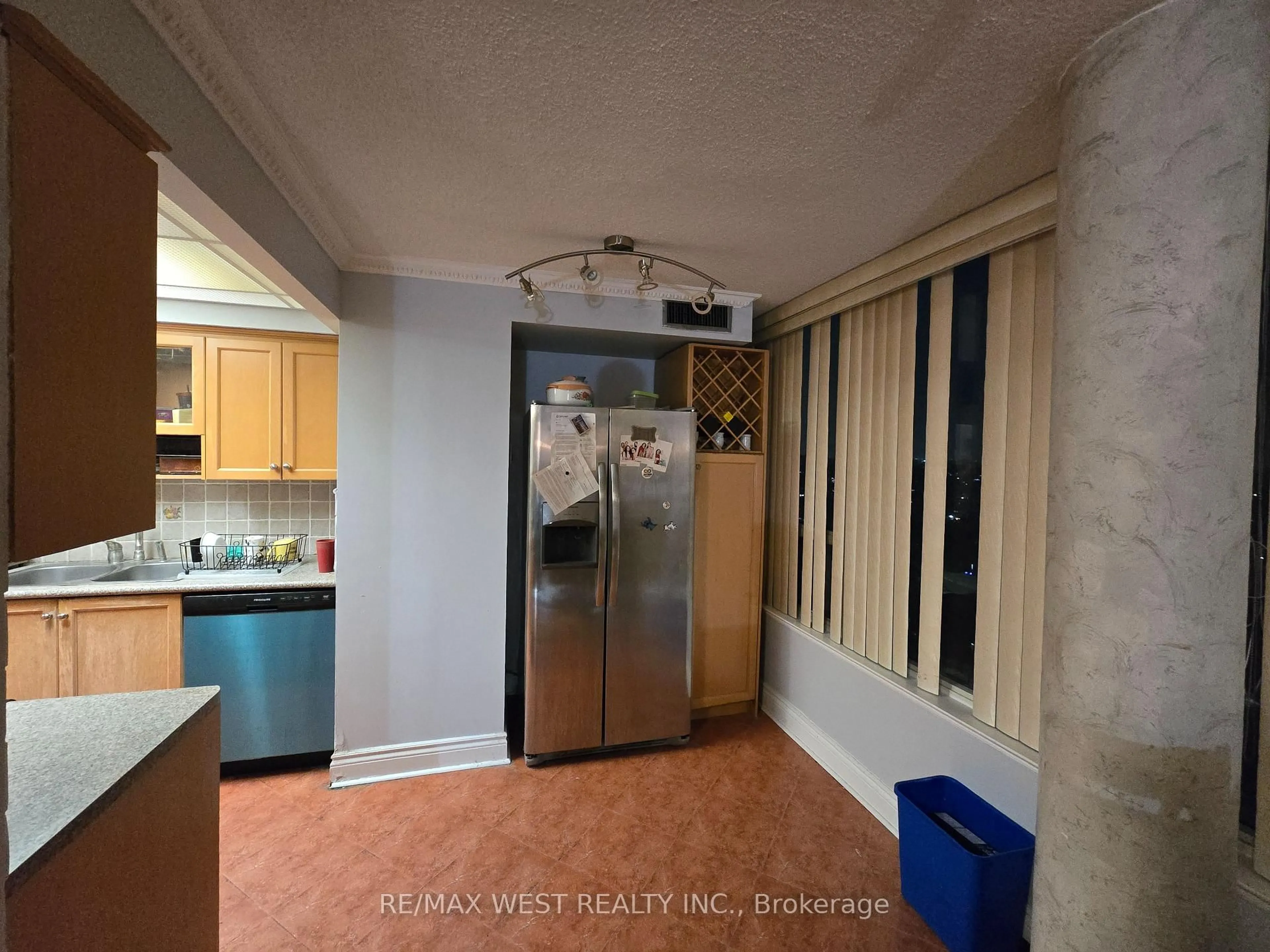 Standard kitchen, unknown for 700 Constellation Dr #1208, Mississauga Ontario L5R 3G8