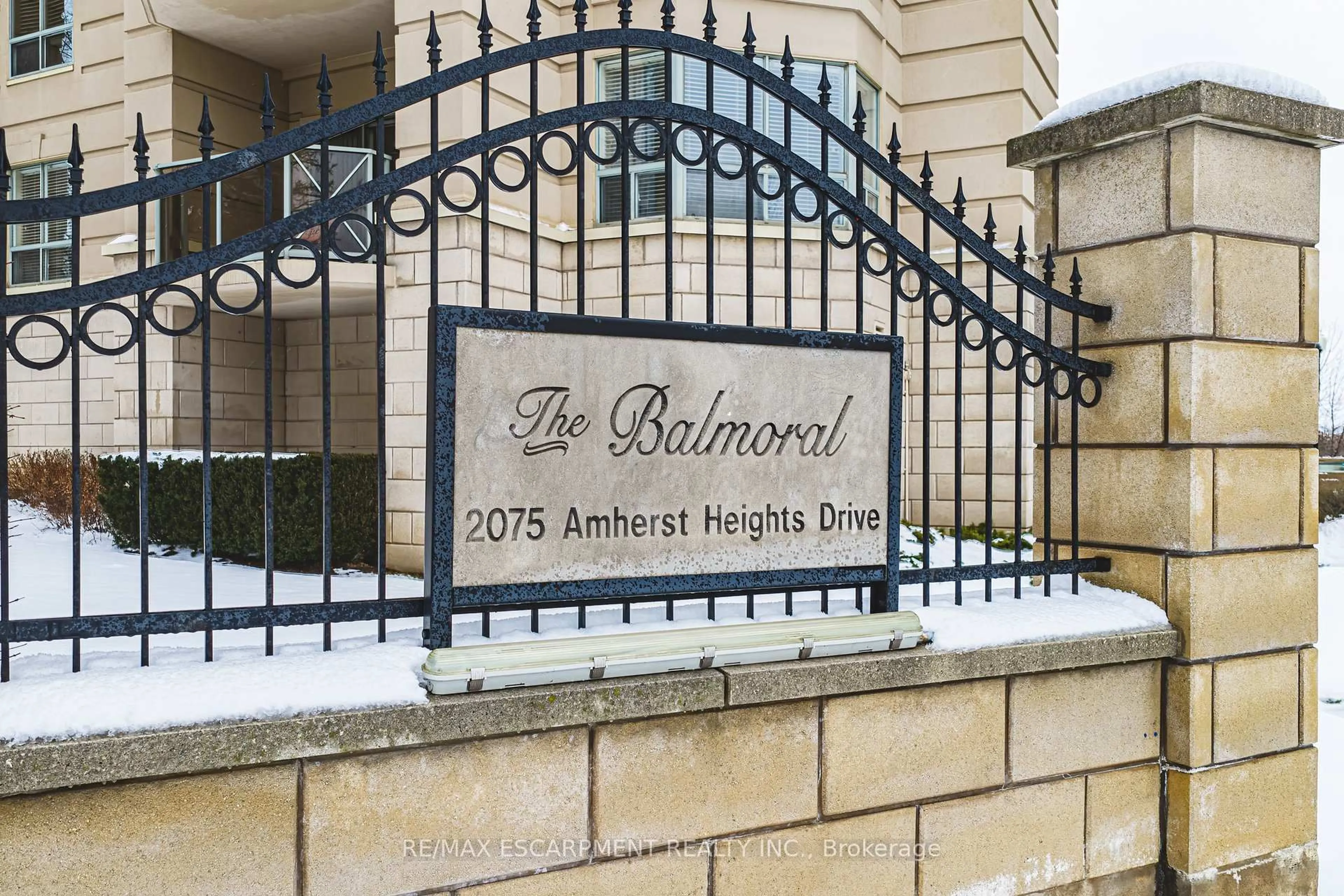 Indoor foyer for 2075 Amherst Heights Dr #103, Burlington Ontario L7P 5B8