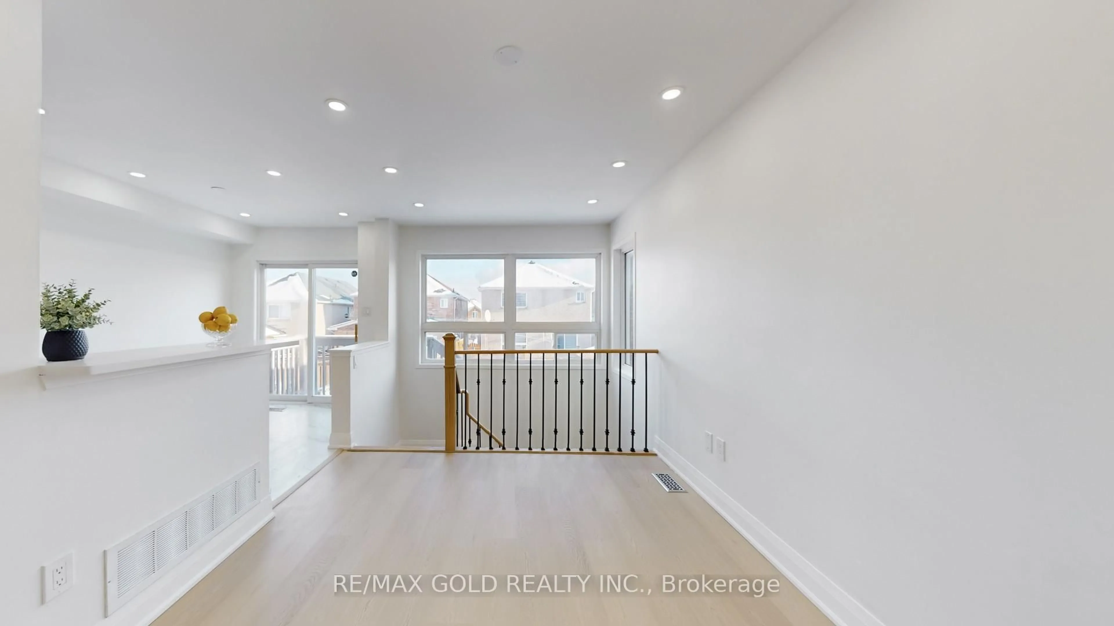 Indoor entryway for 26 Applegrove Crt, Brampton Ontario L6R 2Y8