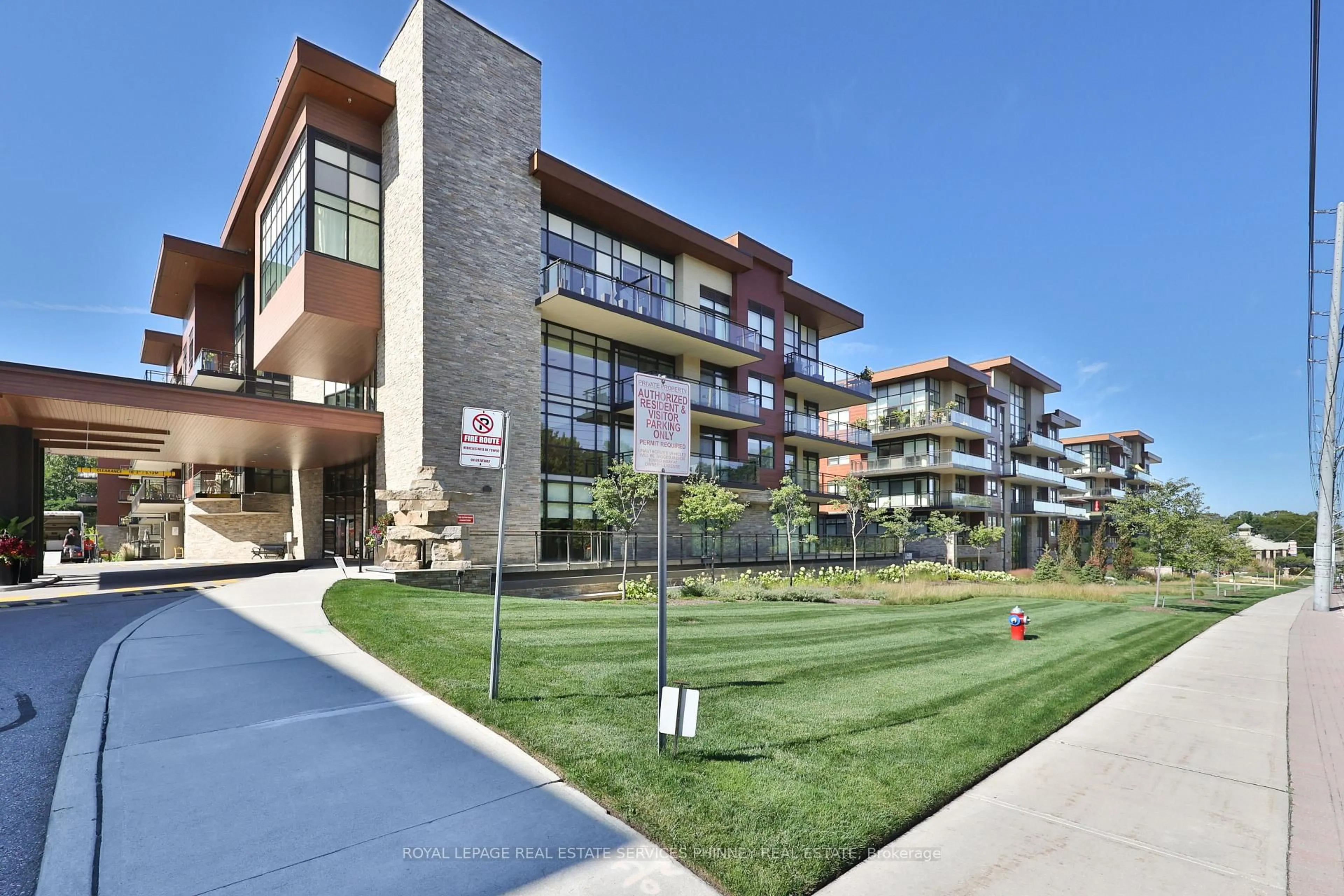 Patio, building for 1575 Lakeshore Rd #332, Mississauga Ontario L5J 0B1