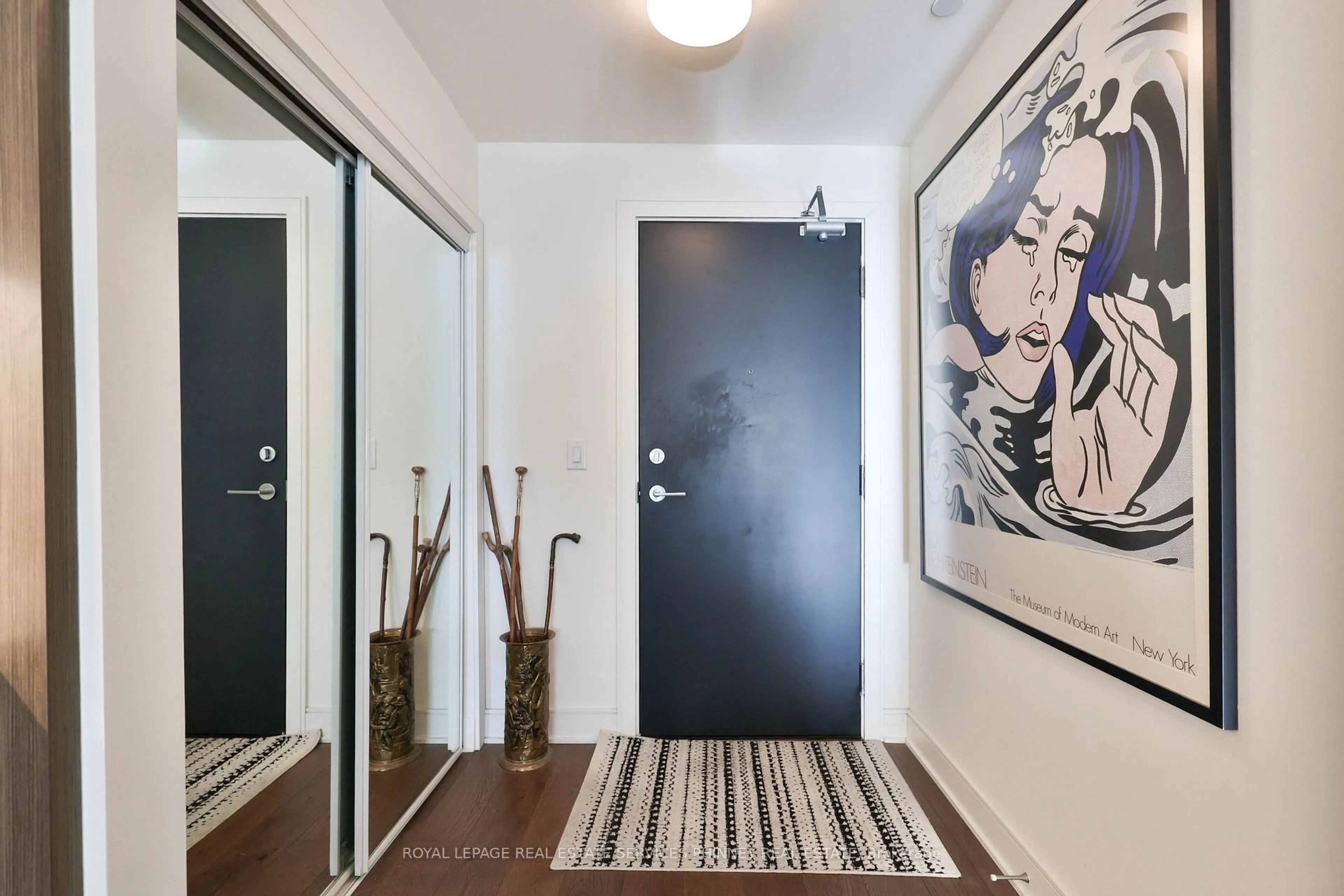 Indoor entryway for 1575 Lakeshore Rd #332, Mississauga Ontario L5J 0B1