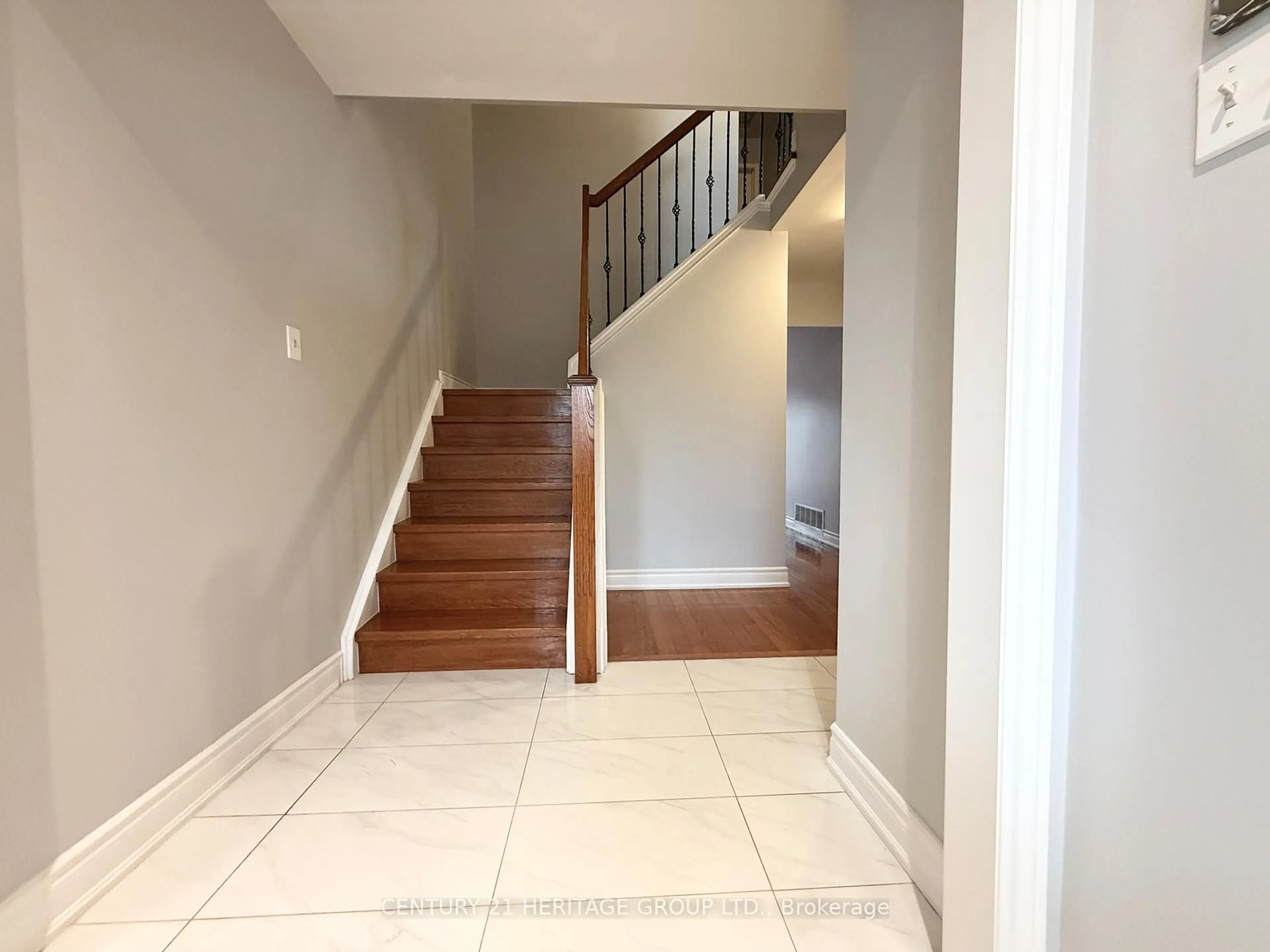 Unknown for 9 Corona Gate, Brampton Ontario L6Y 3N4