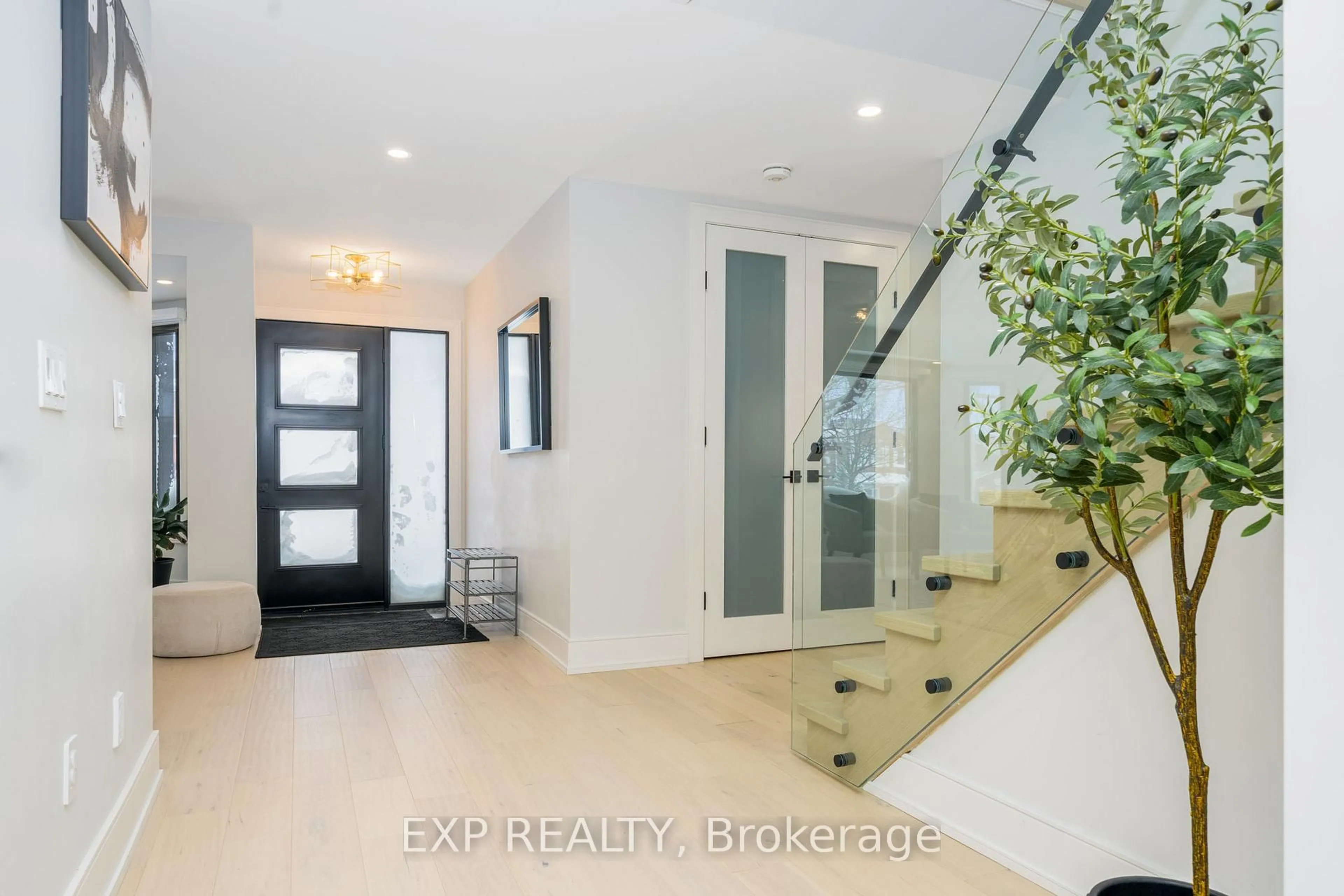 Indoor entryway for 1279 Winterbourne Dr, Oakville Ontario L6J 7E4