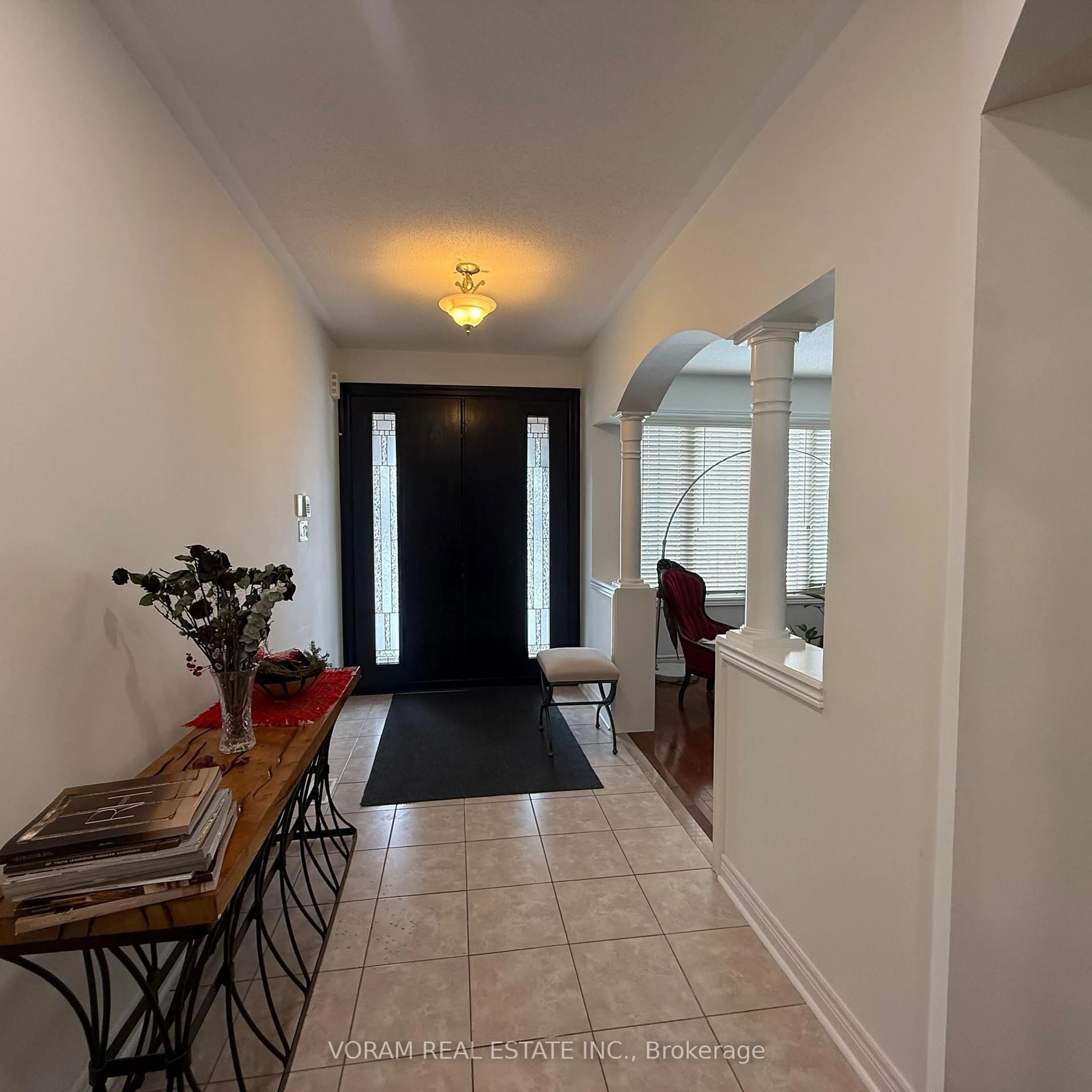 Indoor entryway for 5 DUNEGRASS Way, Brampton Ontario L6P 2T5