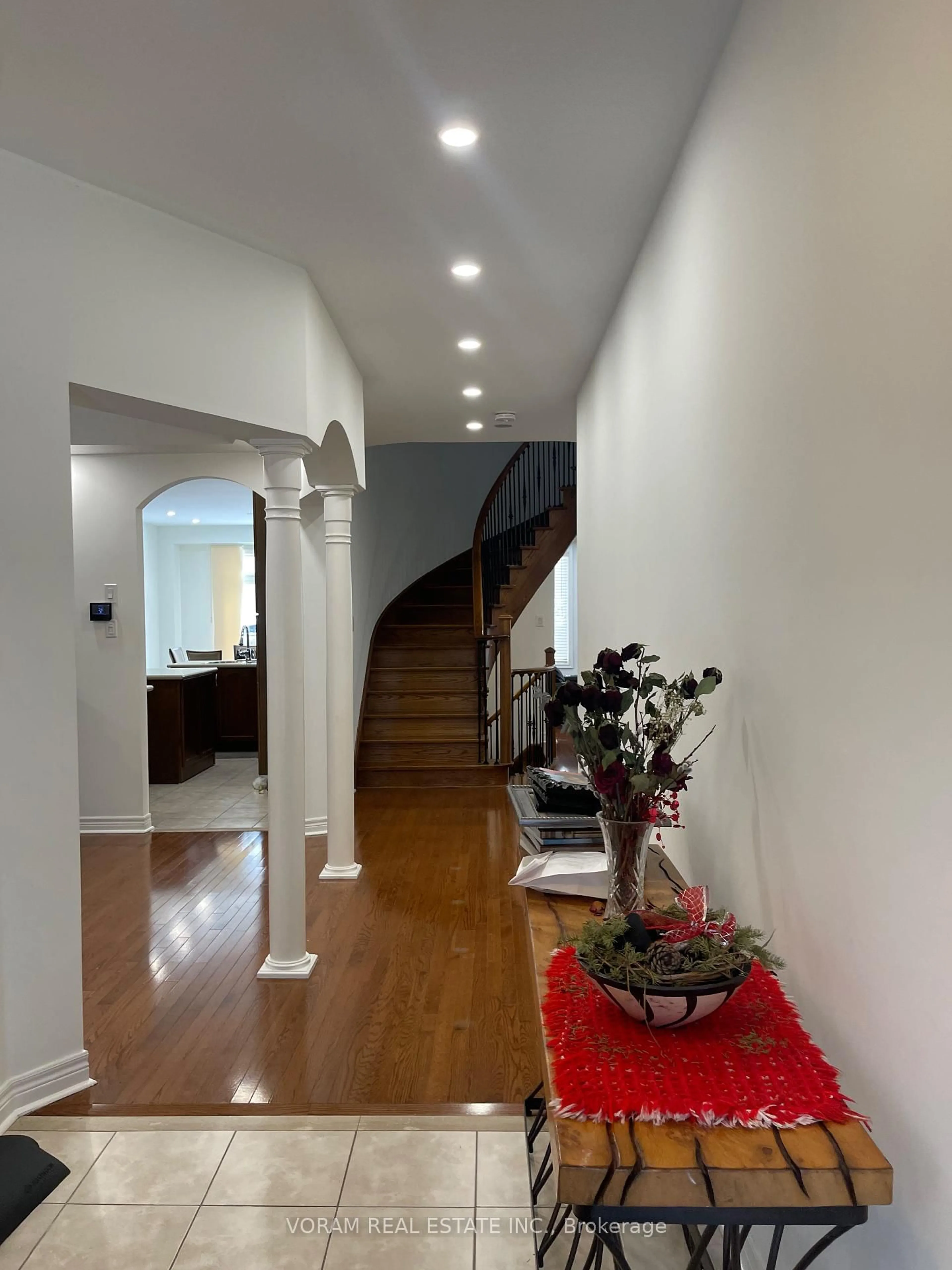 Indoor foyer for 5 DUNEGRASS Way, Brampton Ontario L6P 2T5