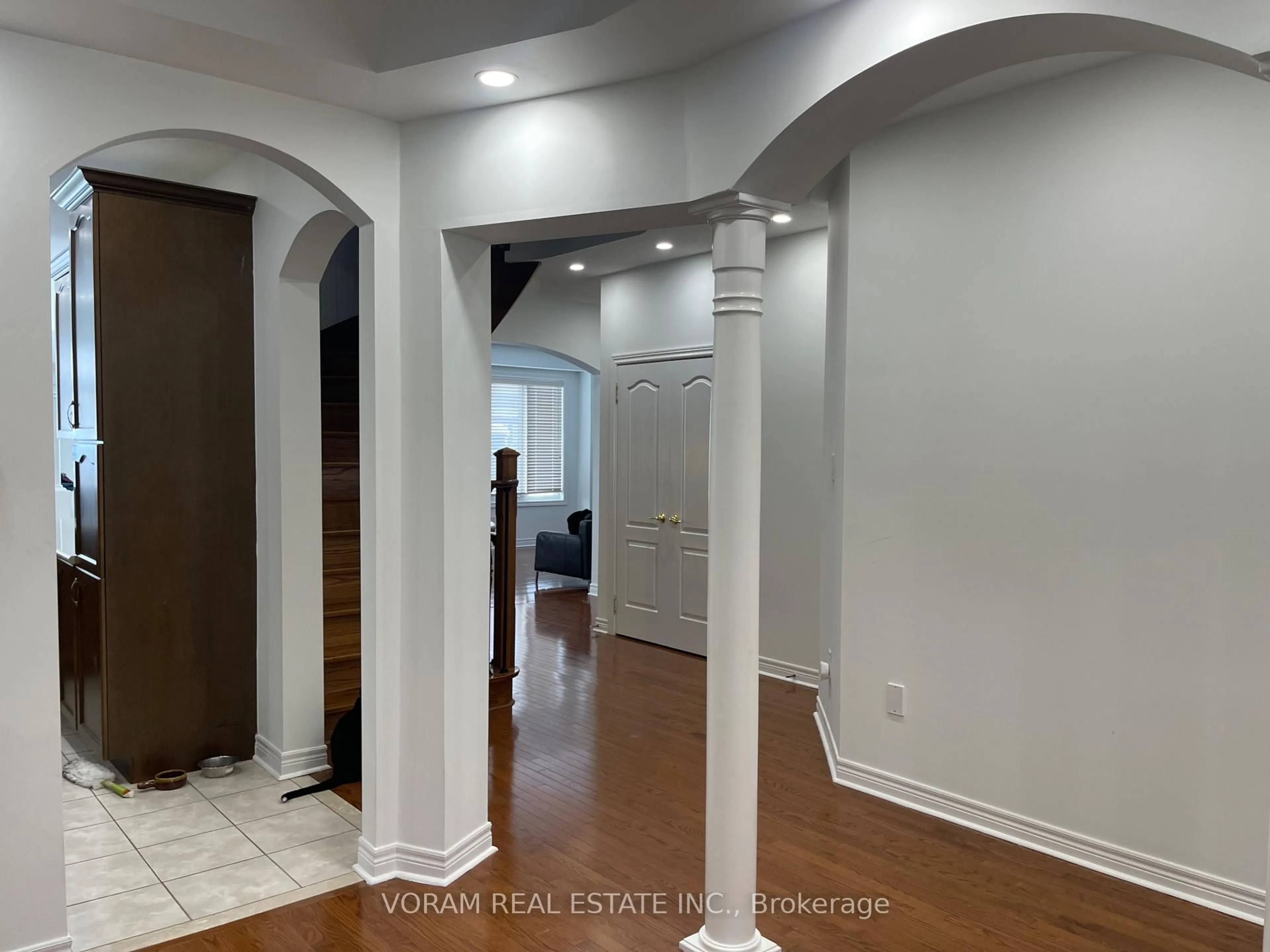 Indoor entryway for 5 DUNEGRASS Way, Brampton Ontario L6P 2T5