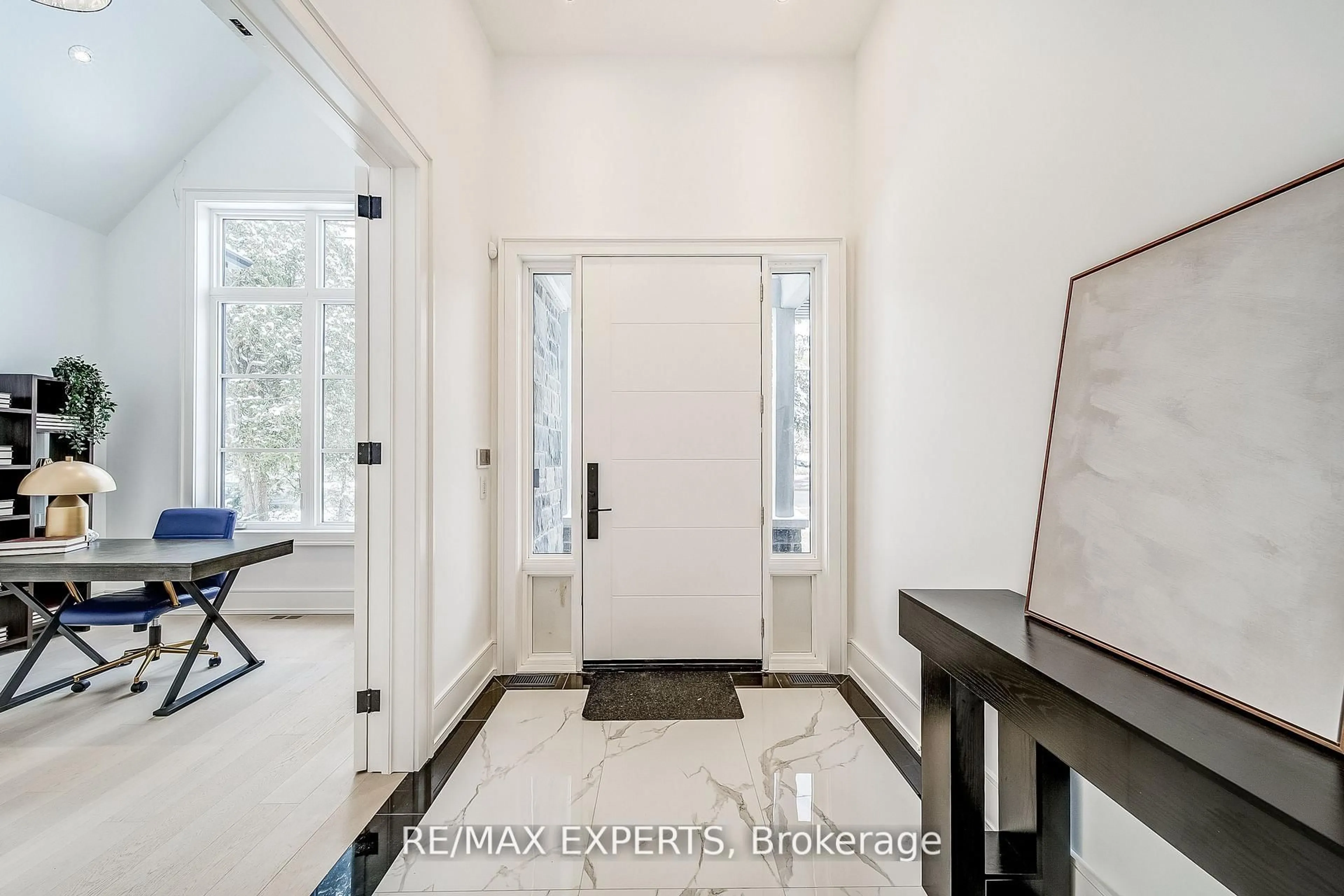Indoor entryway for 278 Mineola Rd, Mississauga Ontario L5G 2G3
