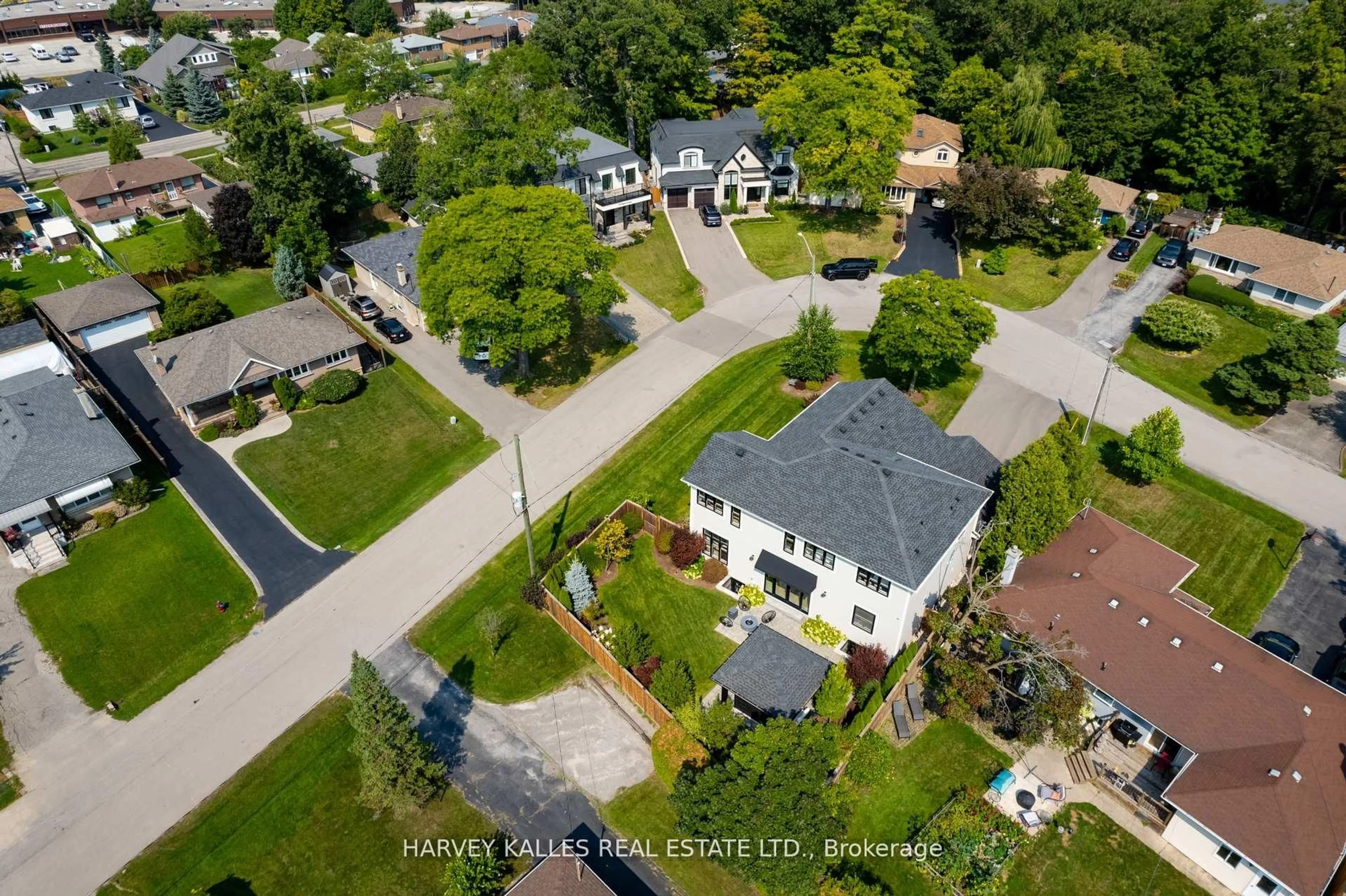 A pic from outside/outdoor area/front of a property/back of a property/a pic from drone, street for 588 Stephens Cres, Oakville Ontario L6K 1Y3