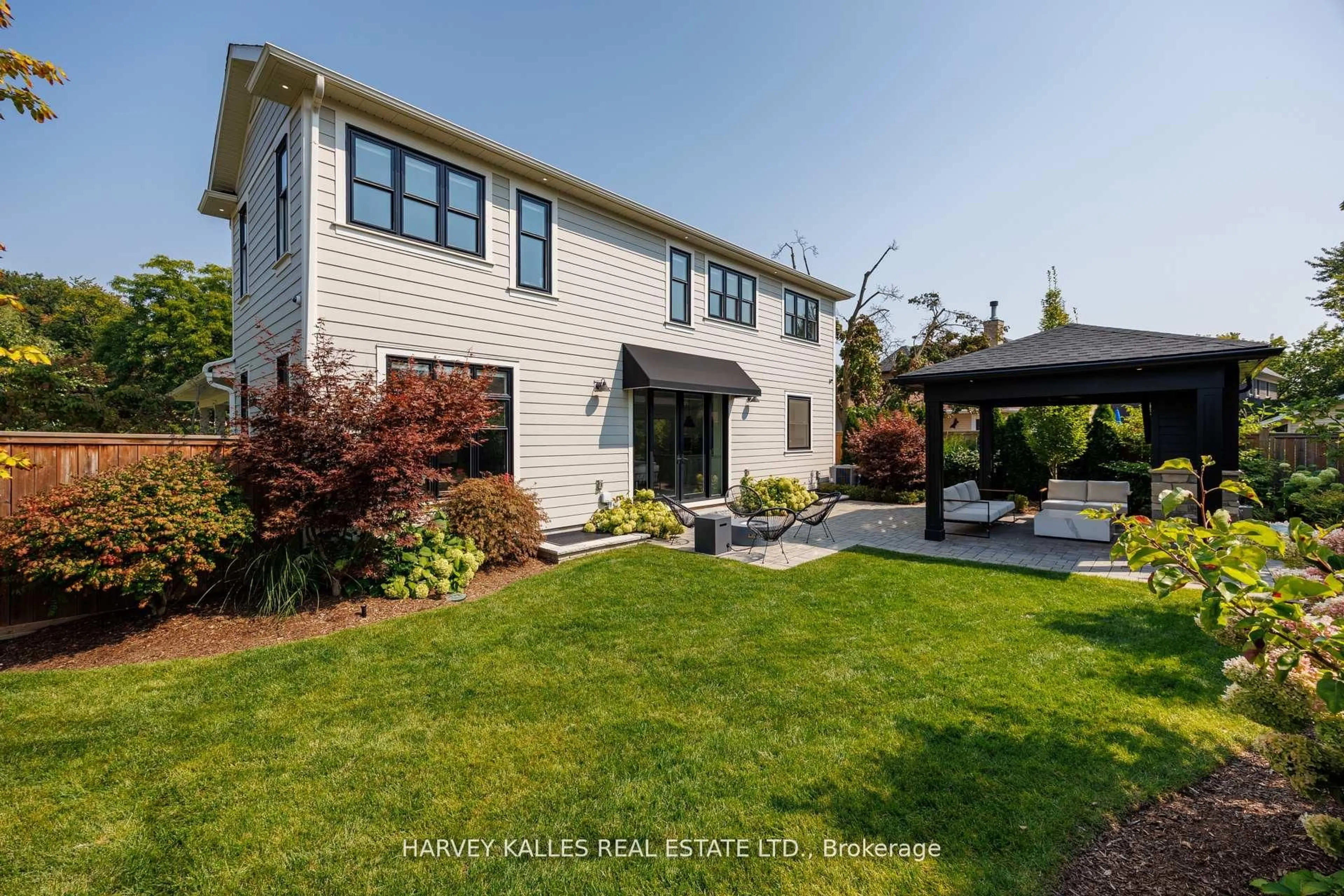 Home with vinyl exterior material, street for 588 Stephens Cres, Oakville Ontario L6K 1Y3