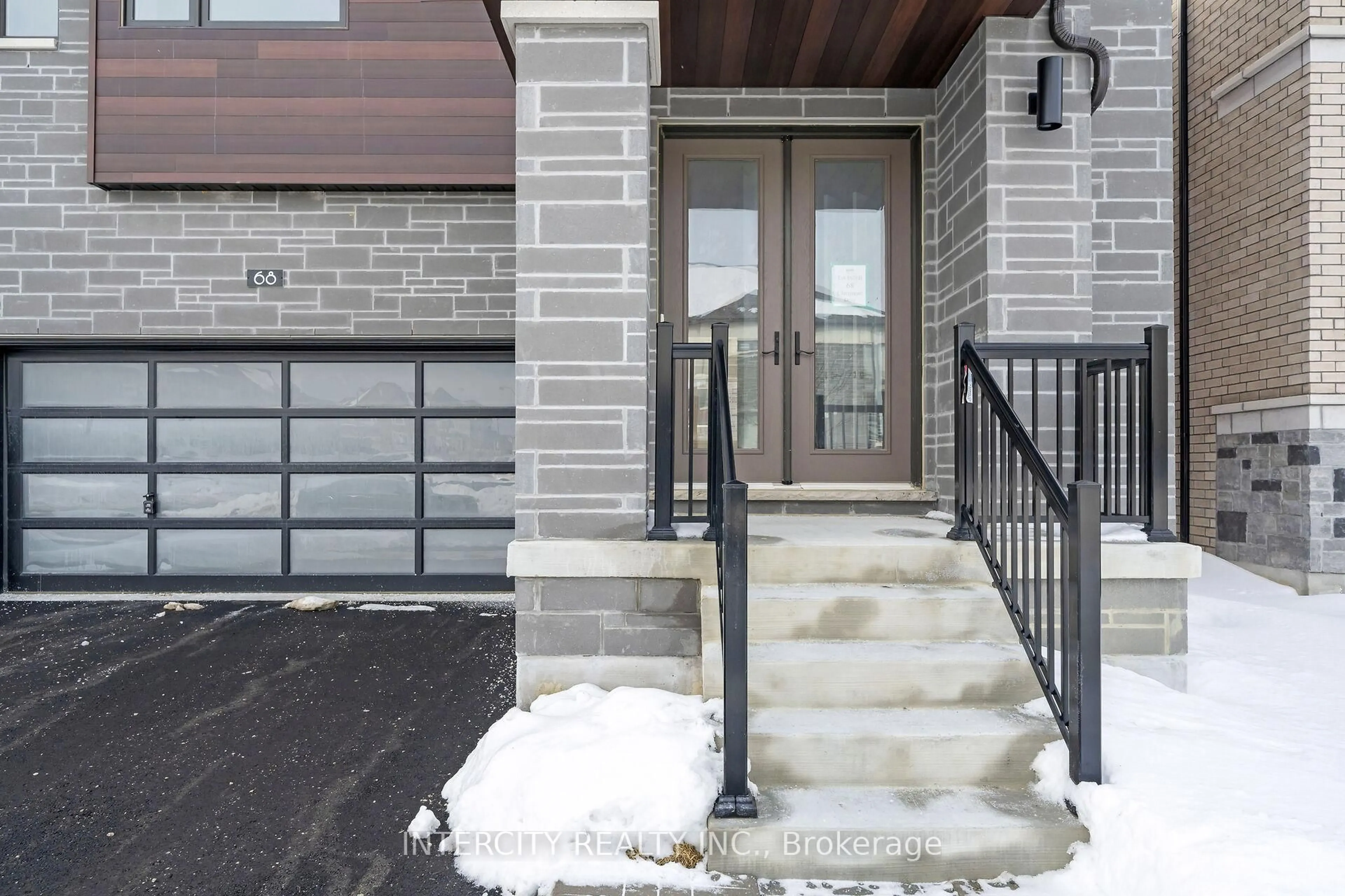 Indoor entryway for 68 Claremont Dr, Brampton Ontario L6R 4E8
