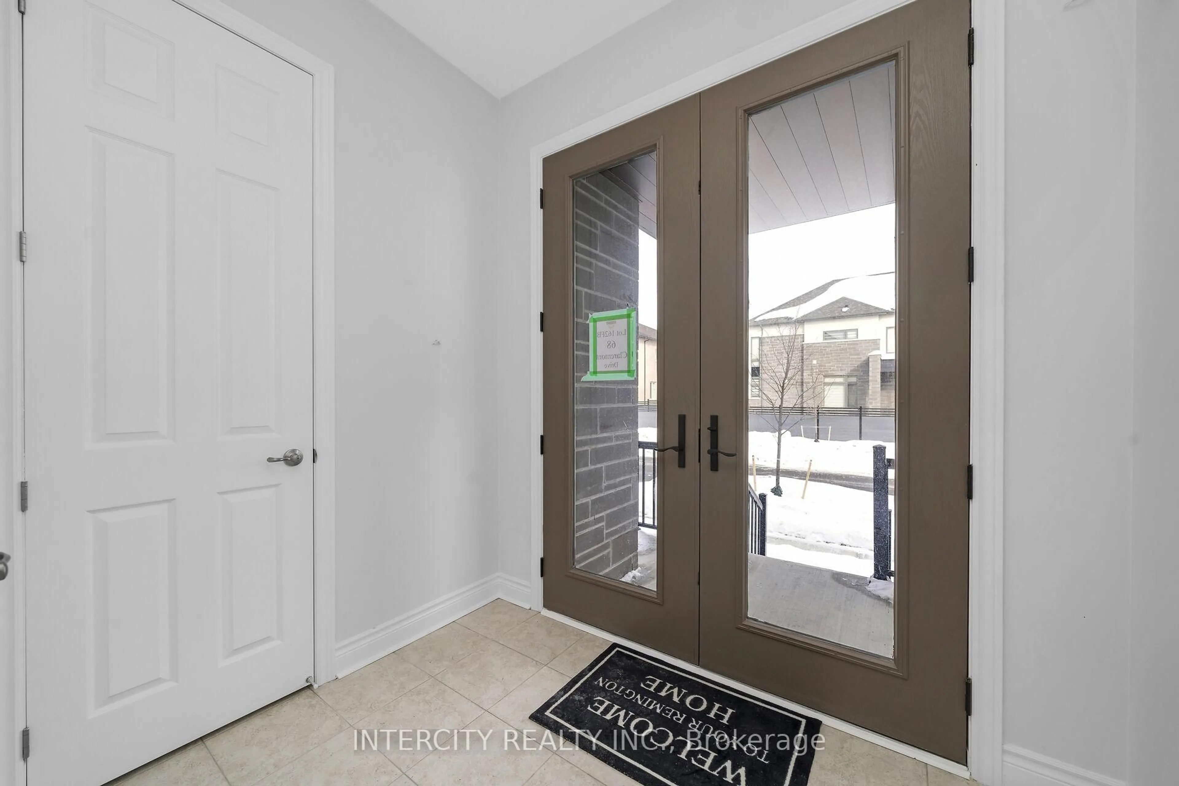 Indoor entryway for 68 Claremont Dr, Brampton Ontario L6R 4E8