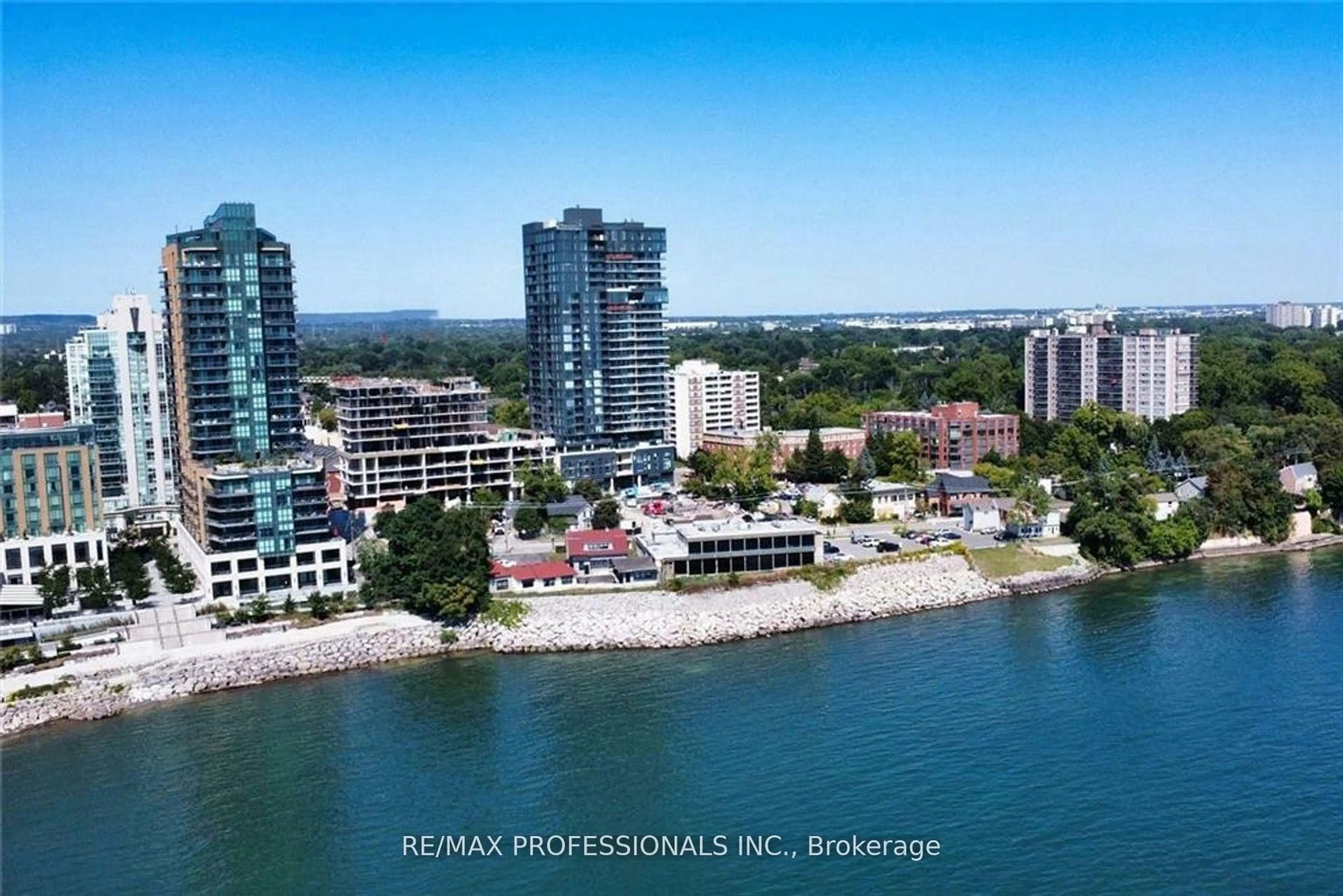 A pic from outside/outdoor area/front of a property/back of a property/a pic from drone, water/lake/river/ocean view for 370 Martha St #802, Burlington Ontario L7R 0G9
