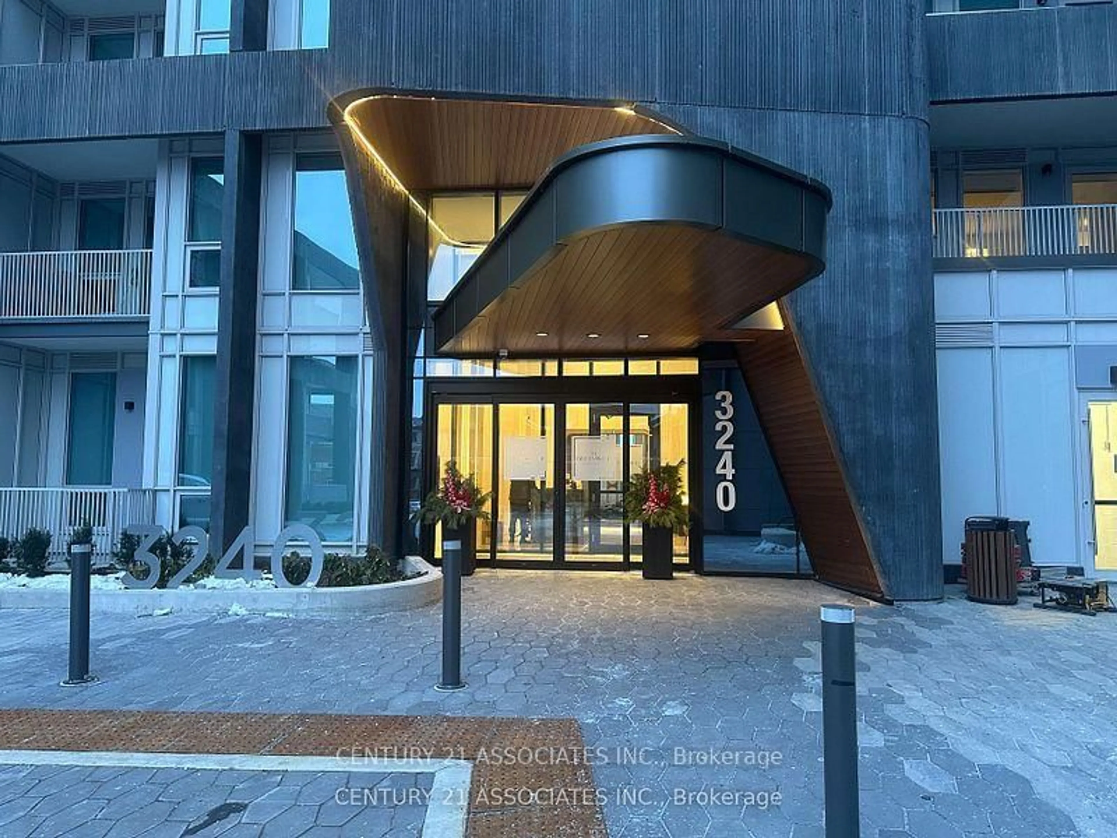 Indoor foyer for 3240 William Coltson Ave #2001, Oakville Ontario L6H 8C8