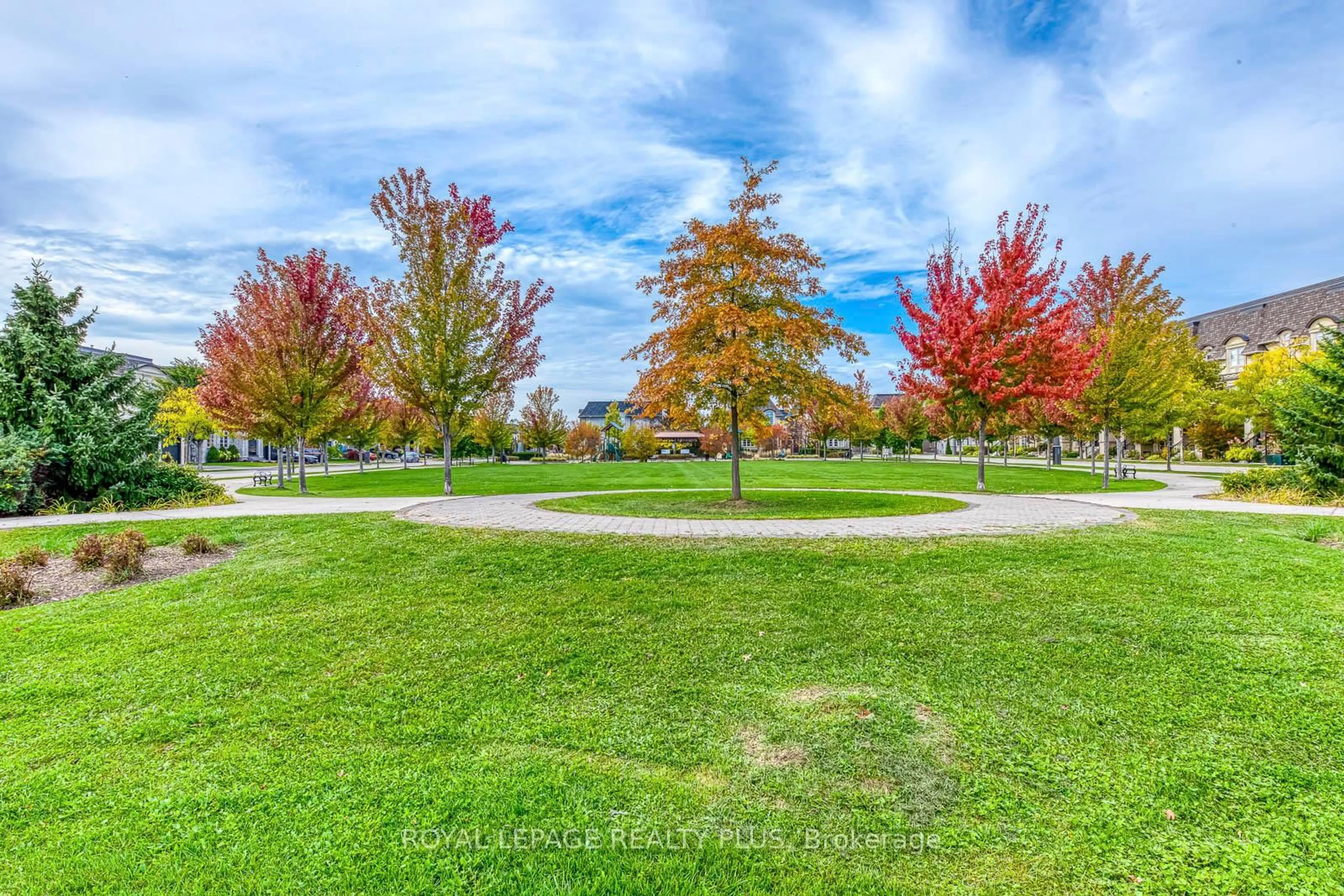 Patio, street for 221 Hanover St, Oakville Ontario L6K 0G9