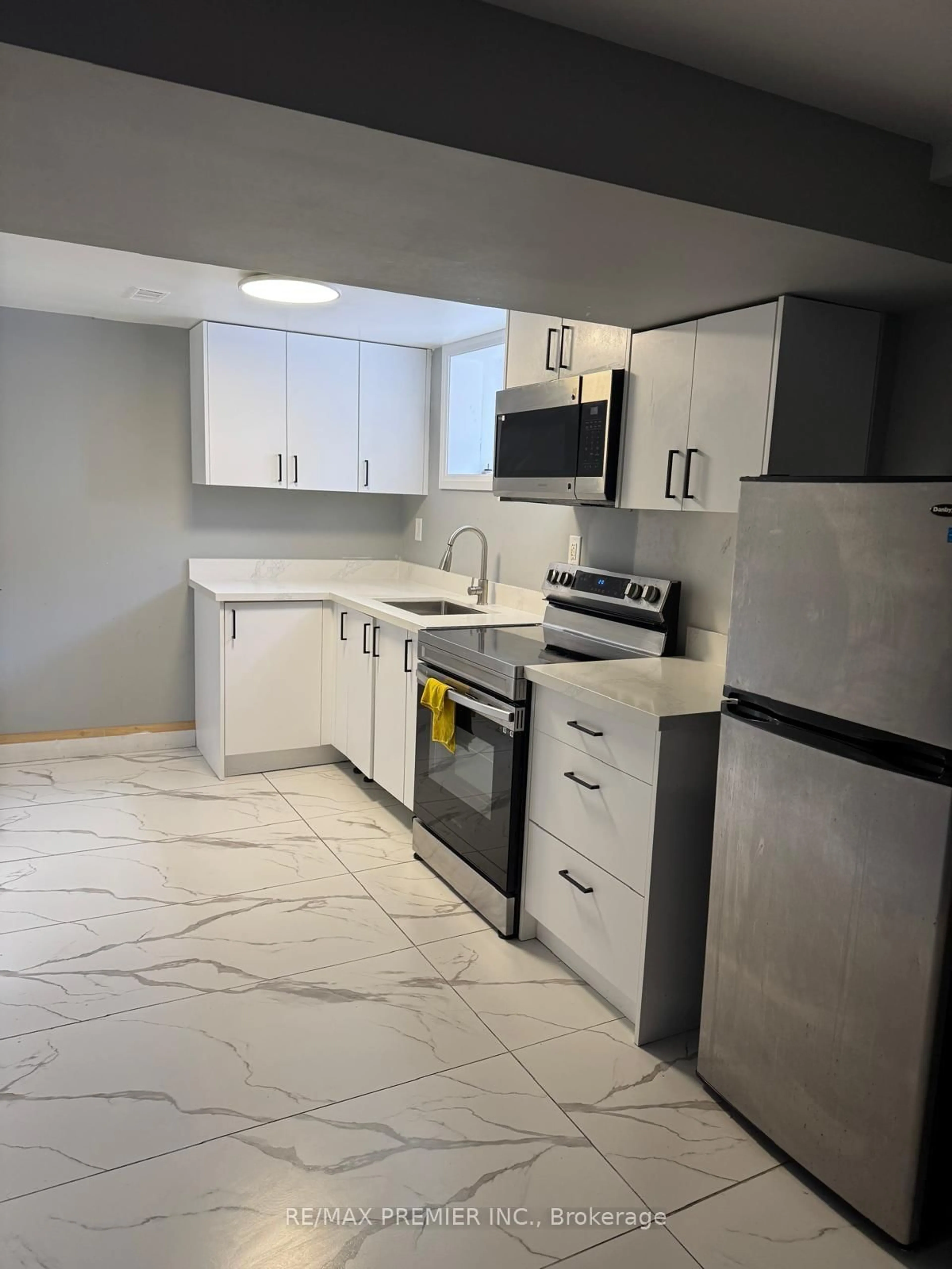 Standard kitchen, ceramic/tile floor for 15 Lantos Crt, Toronto Ontario M3M 1G3