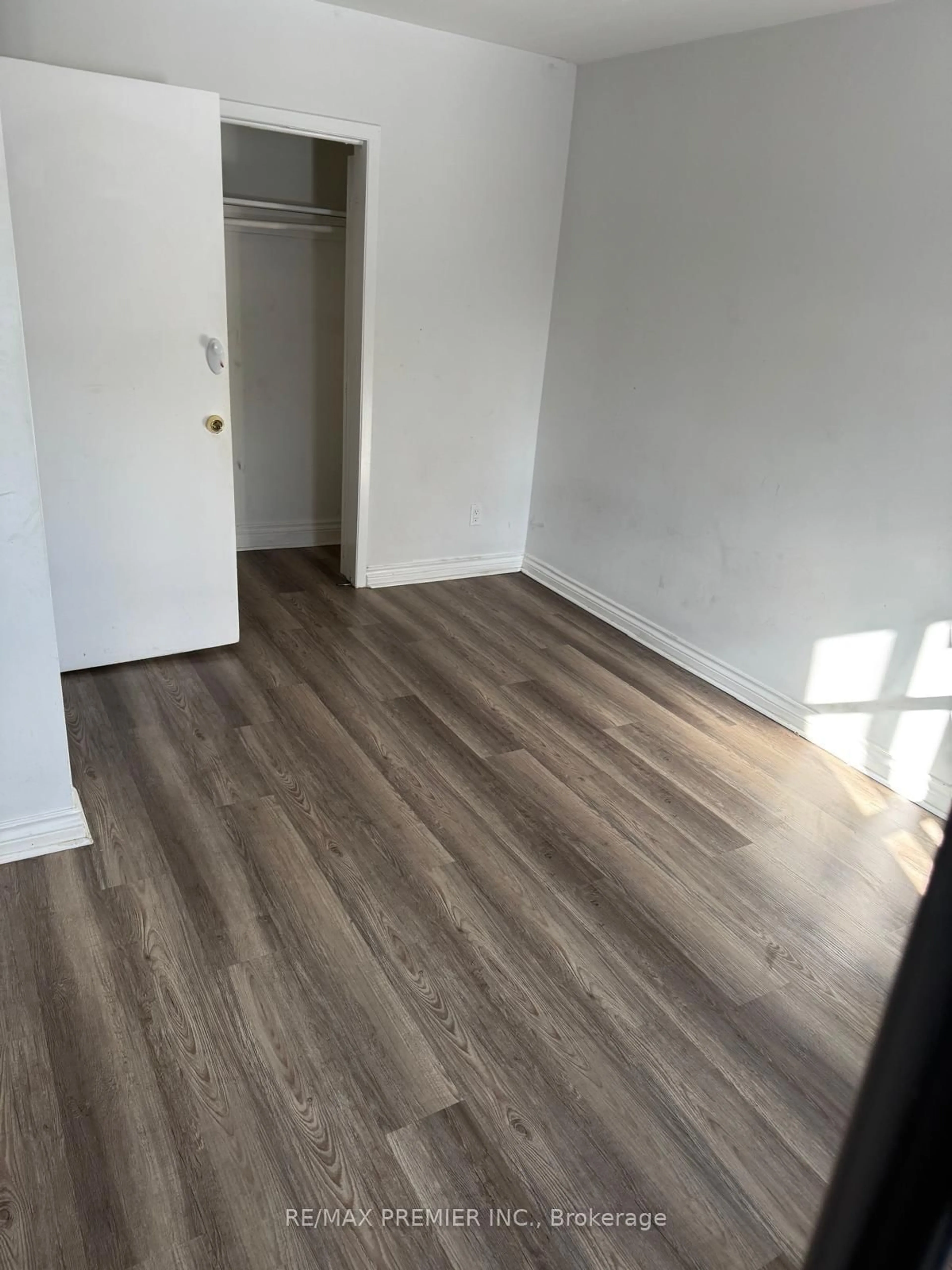 A pic of a room for 15 Lantos Crt, Toronto Ontario M3M 1G3