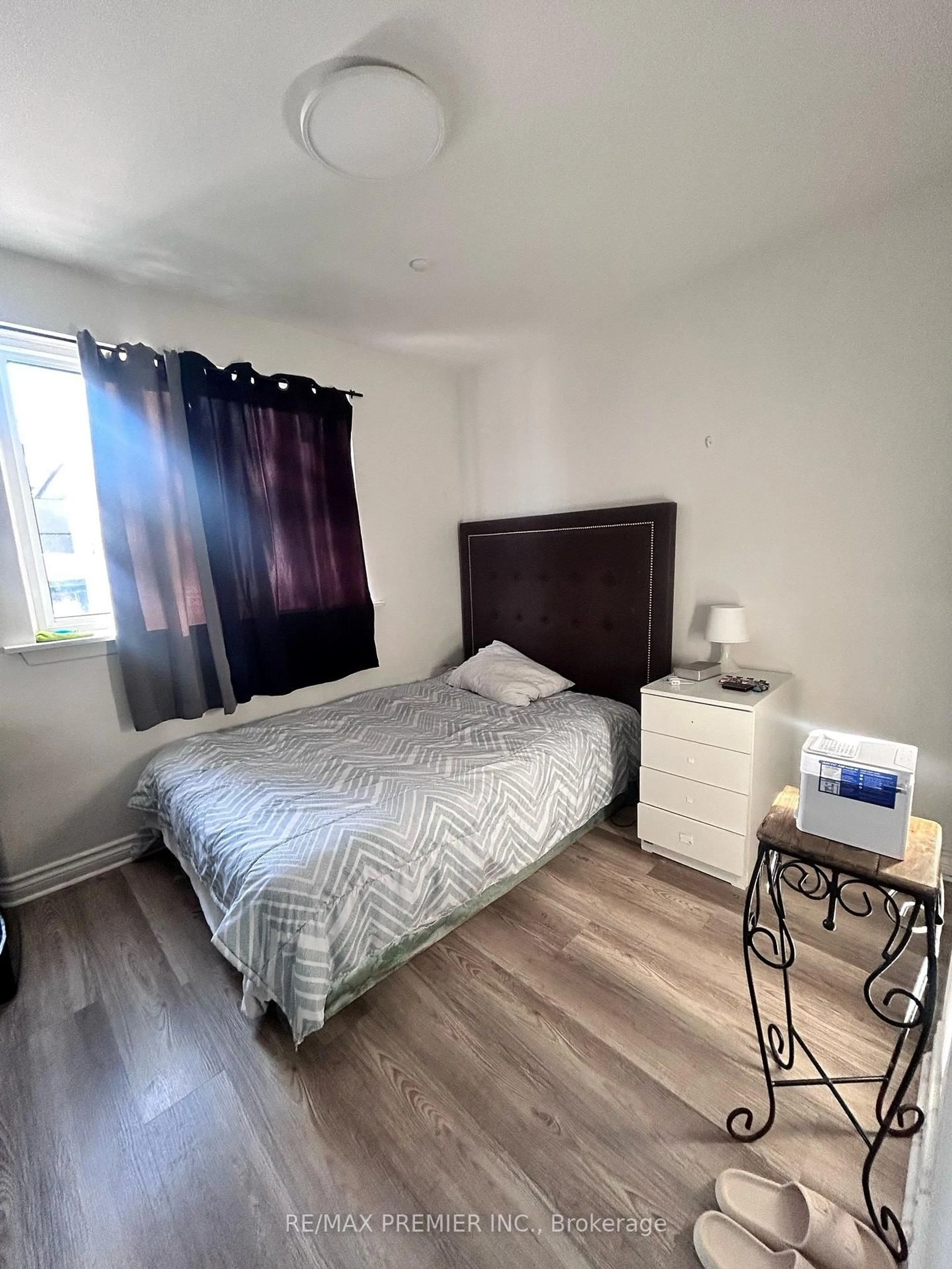A pic of a room for 15 Lantos Crt, Toronto Ontario M3M 1G3