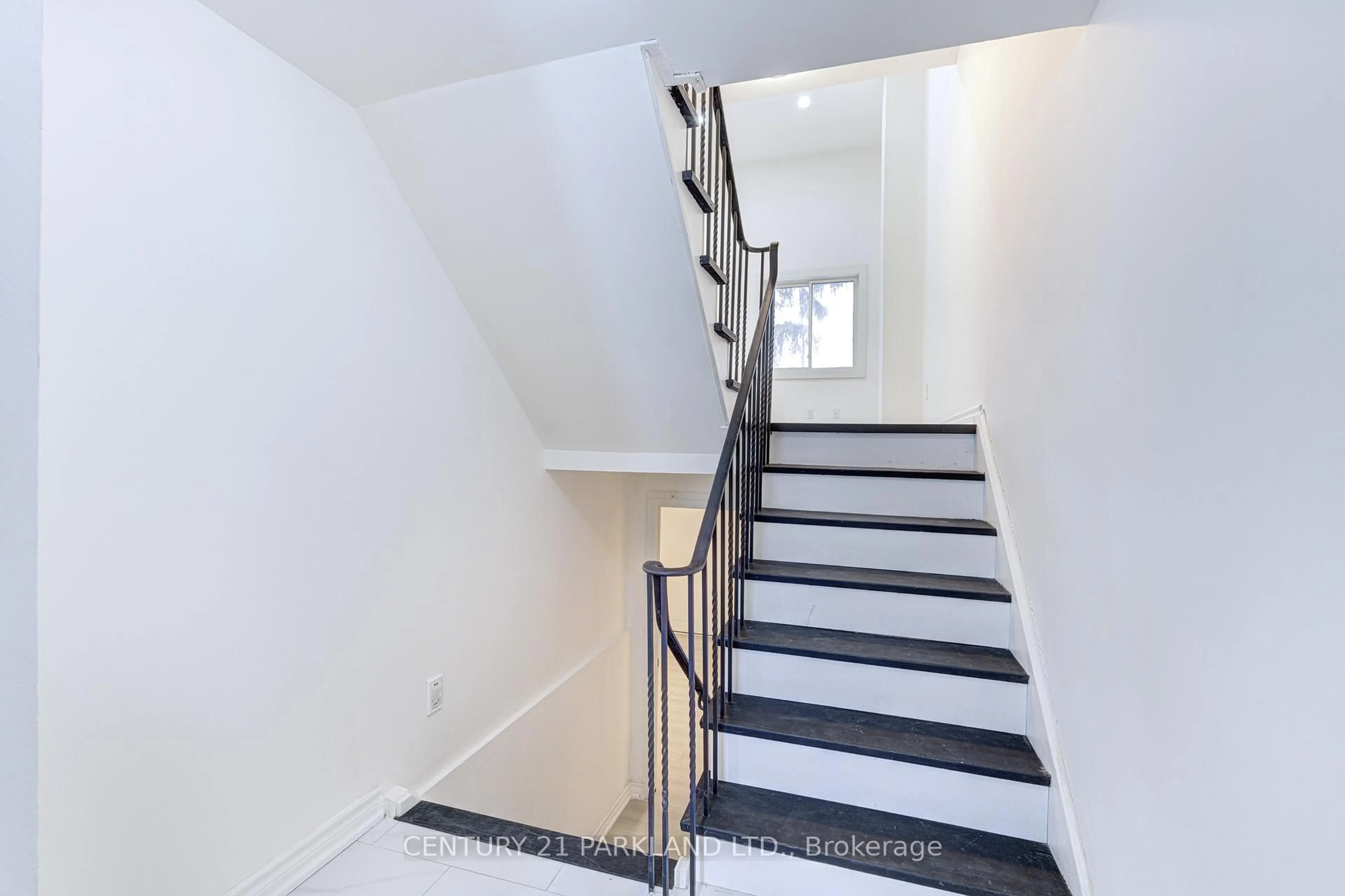 Stairs for 2145 Sherobee Rd ##83, Mississauga Ontario L5A 3G8
