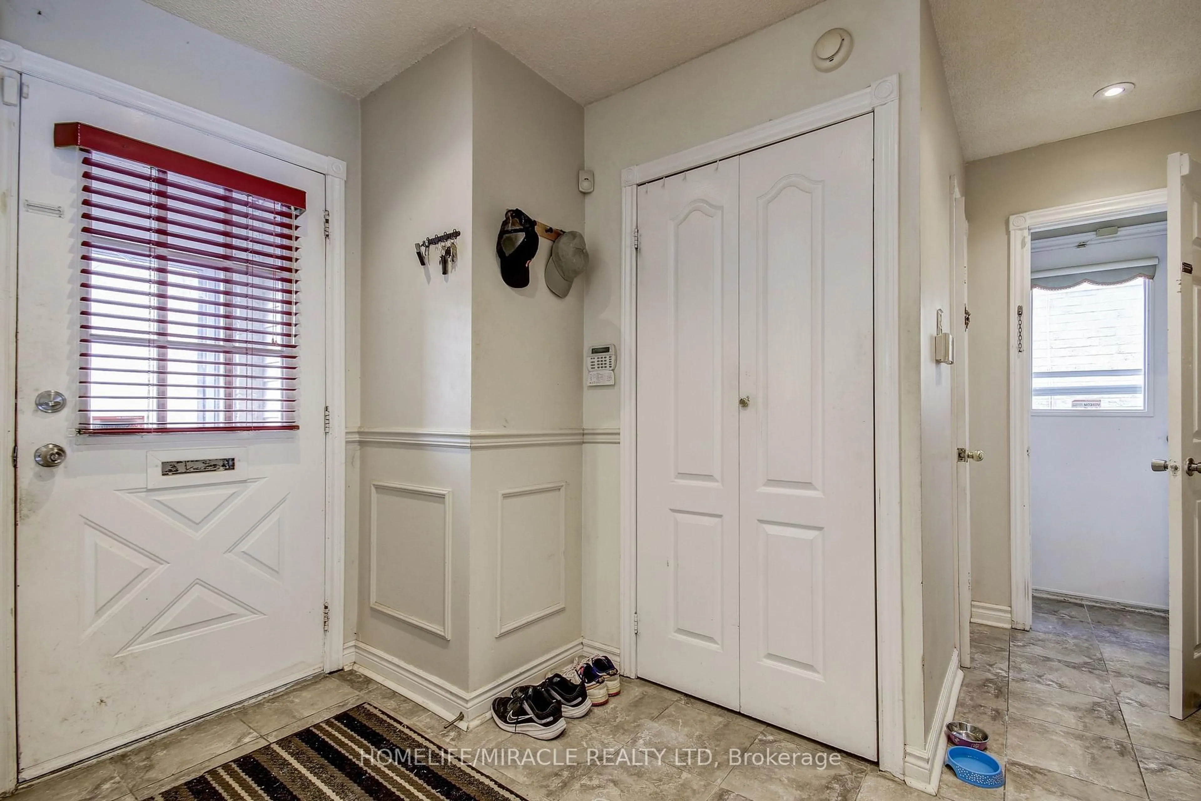 Indoor entryway for 3124 Patrick Cres, Mississauga Ontario L5N 3G5